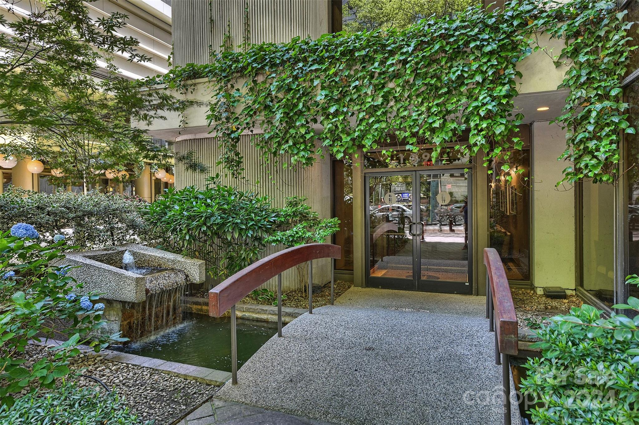 139 S Tryon Street Unit: 6