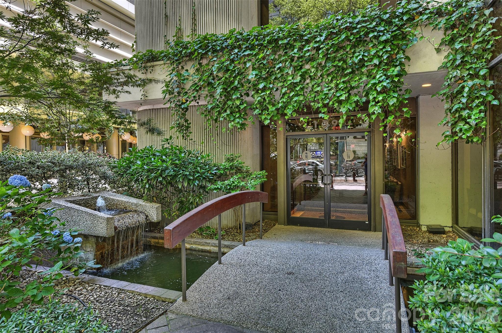 139 S Tryon Street Unit: 6