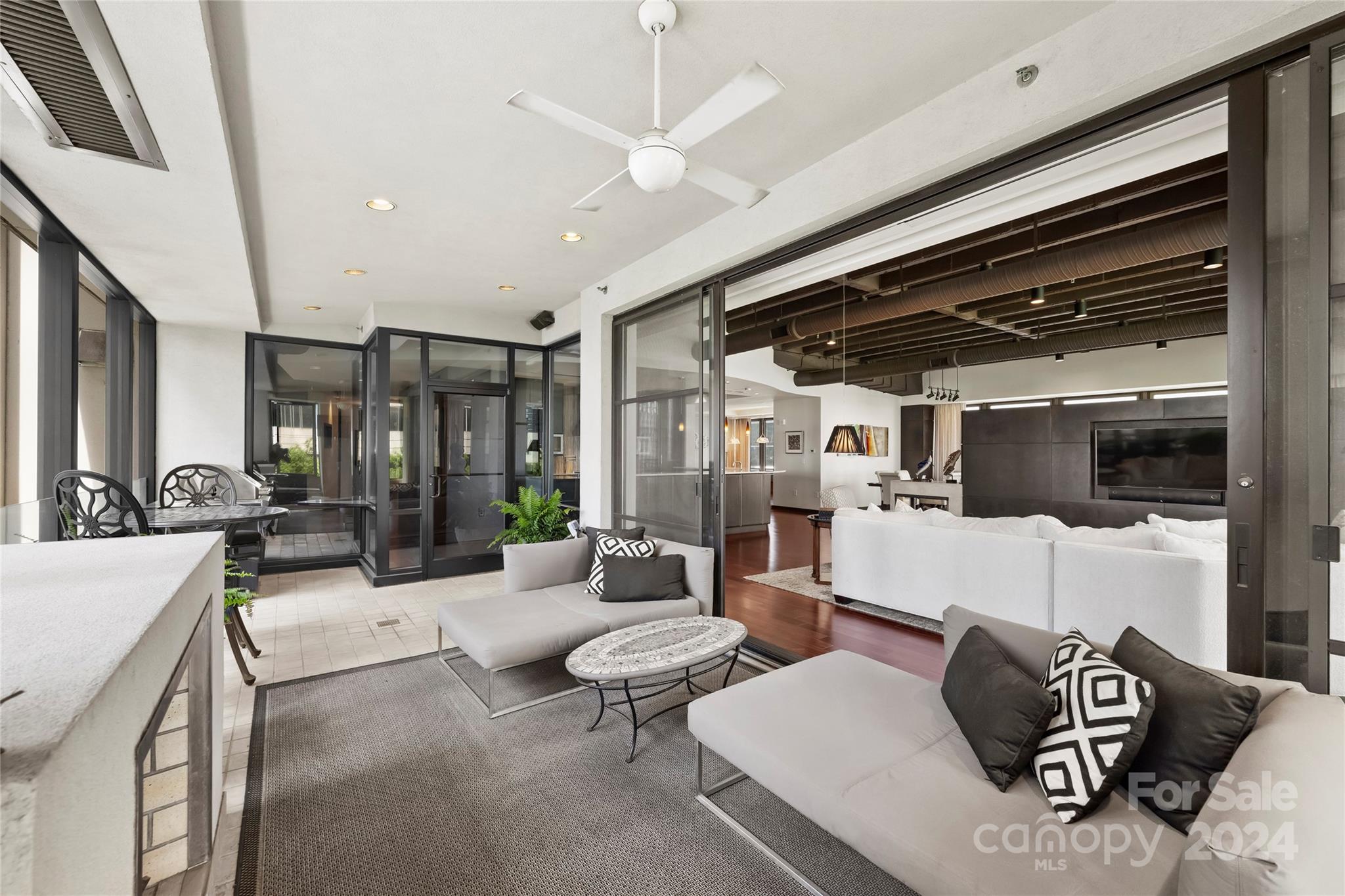 139 S Tryon Street Unit: 6