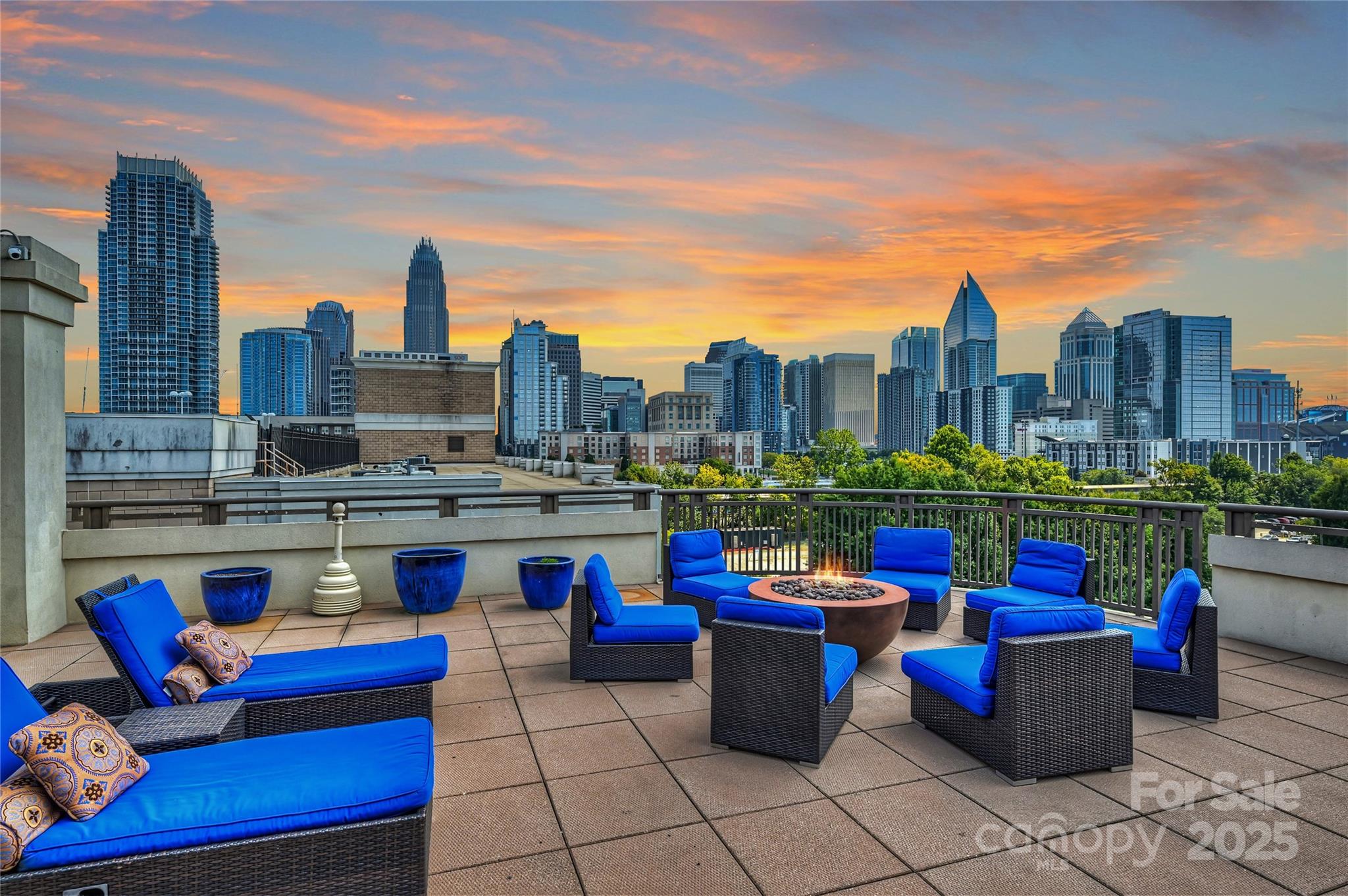 718 W Trade Street Unit: 411