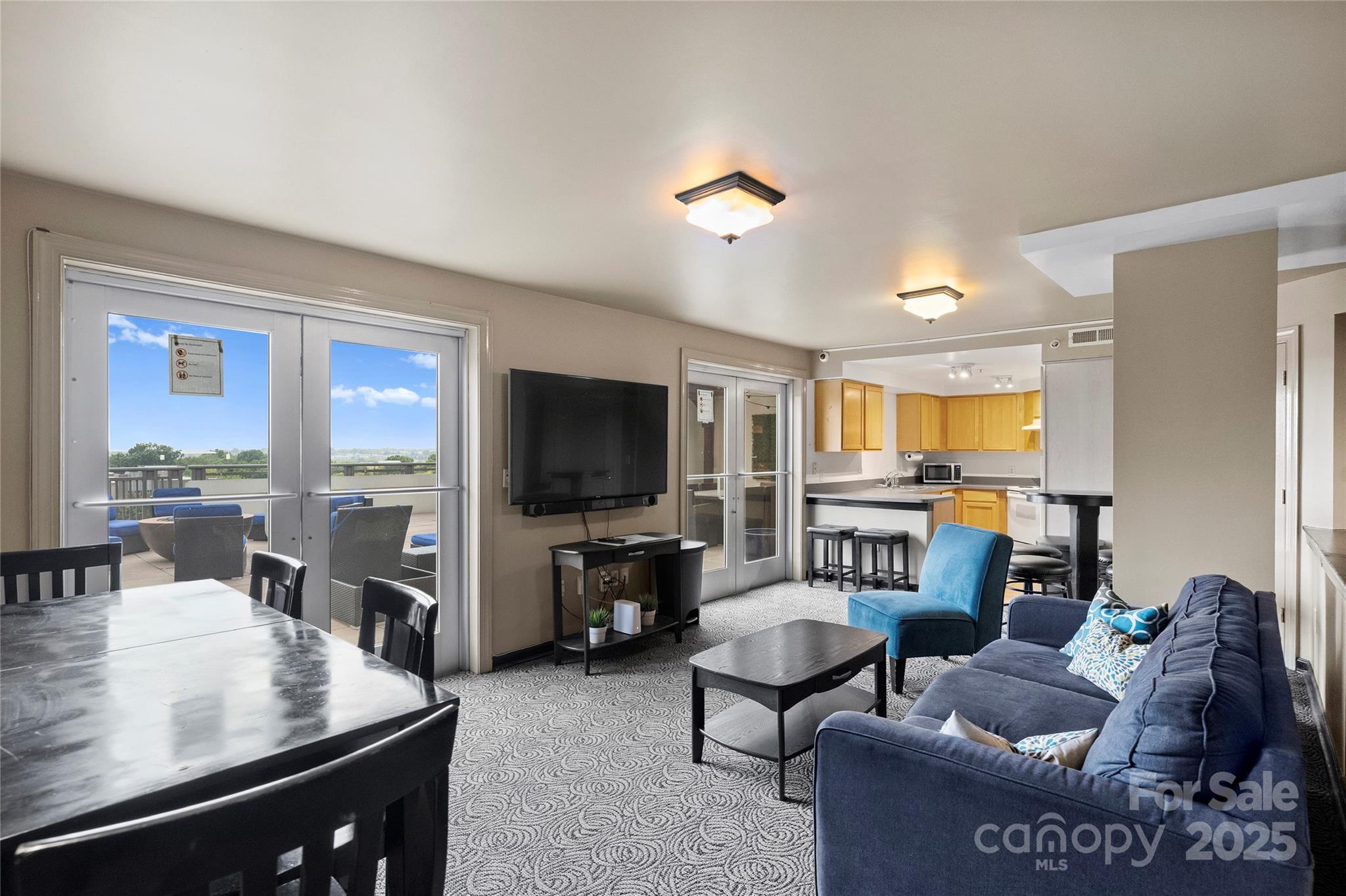 718 W Trade Street Unit: 411