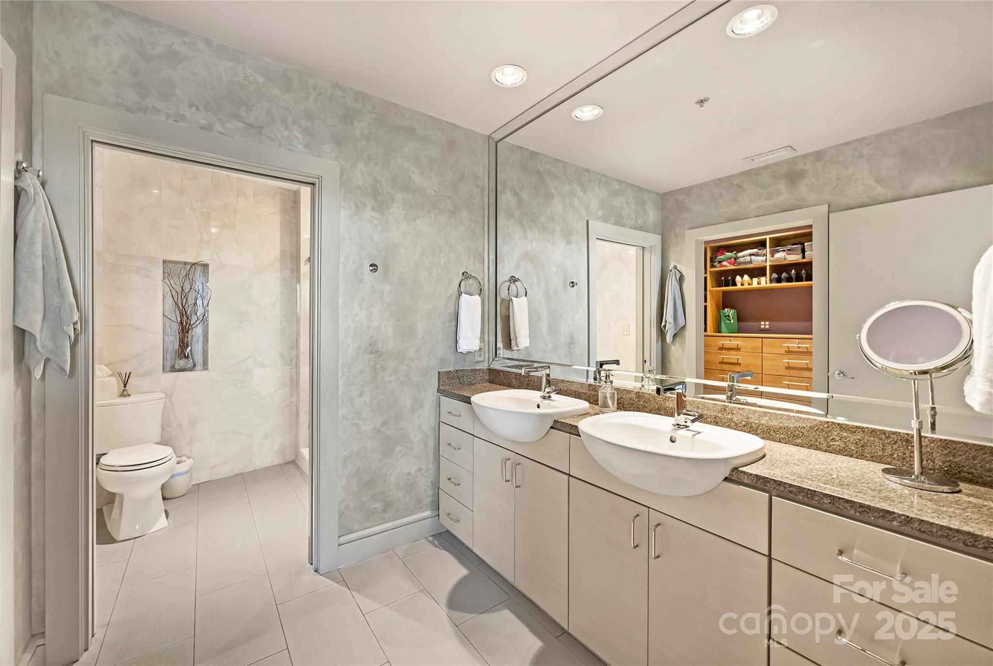 333 W Trade Street Unit: 1204