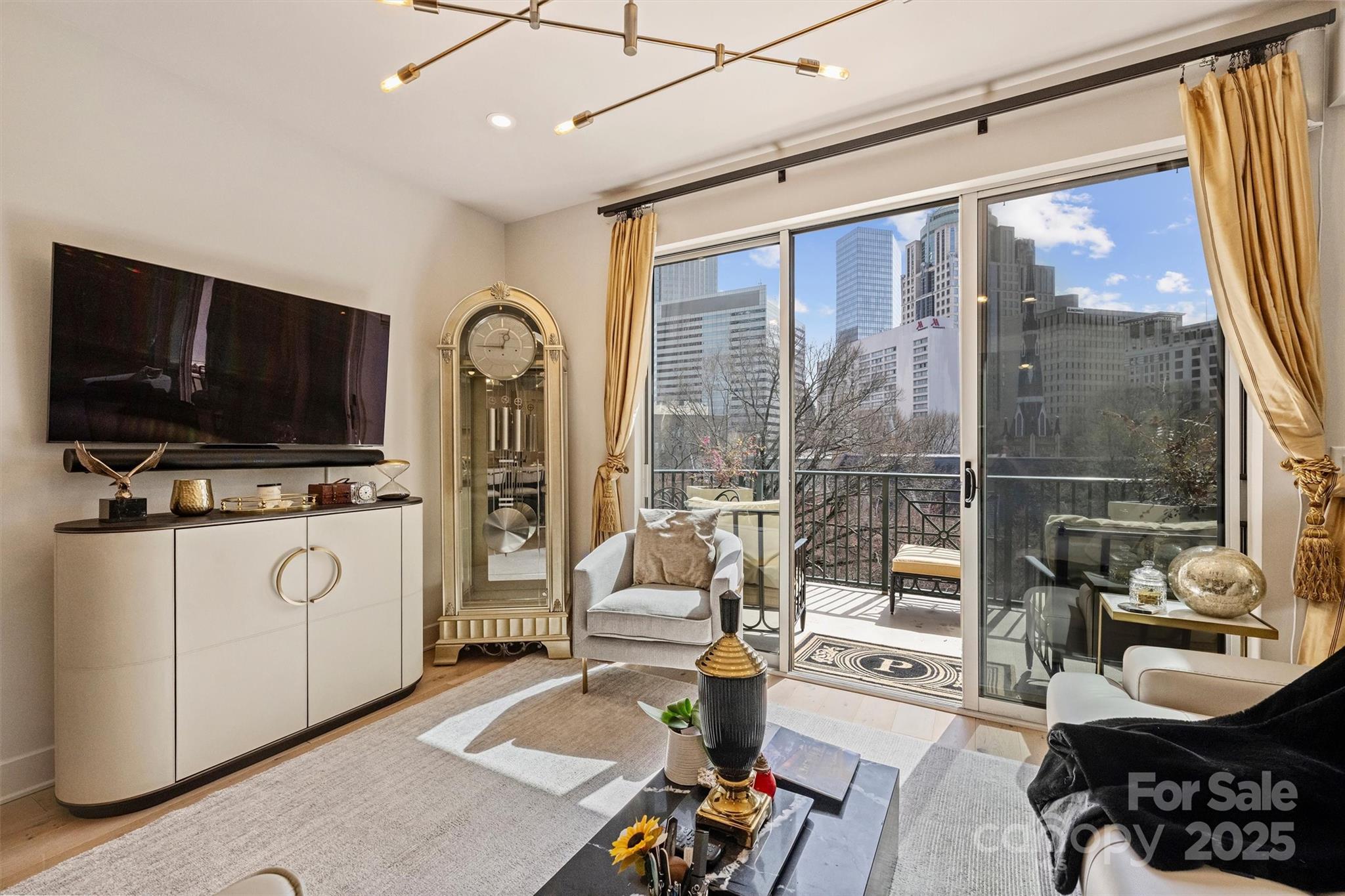 300 W 5th Street Unit: 711