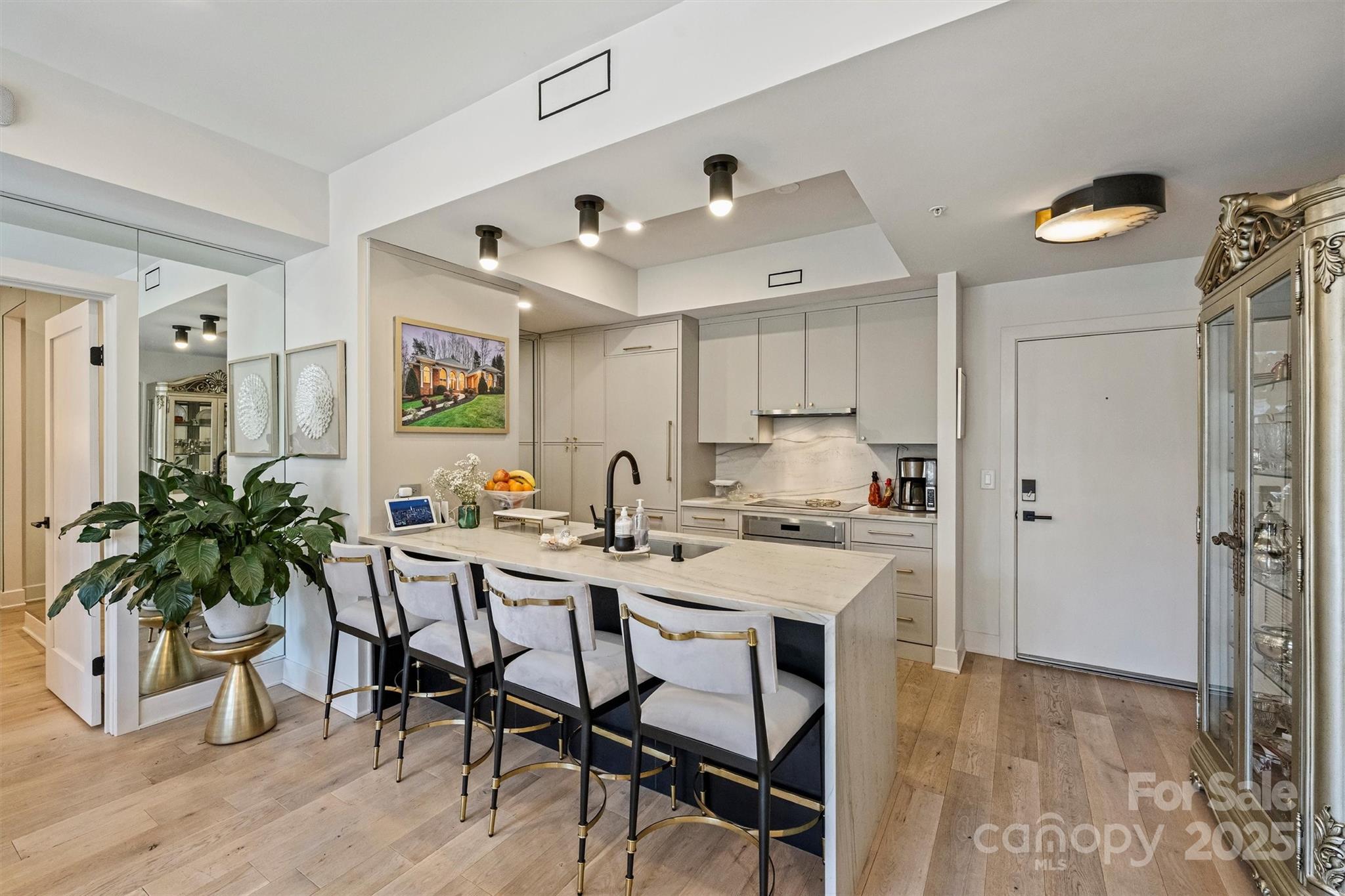 300 W 5th Street Unit: 711