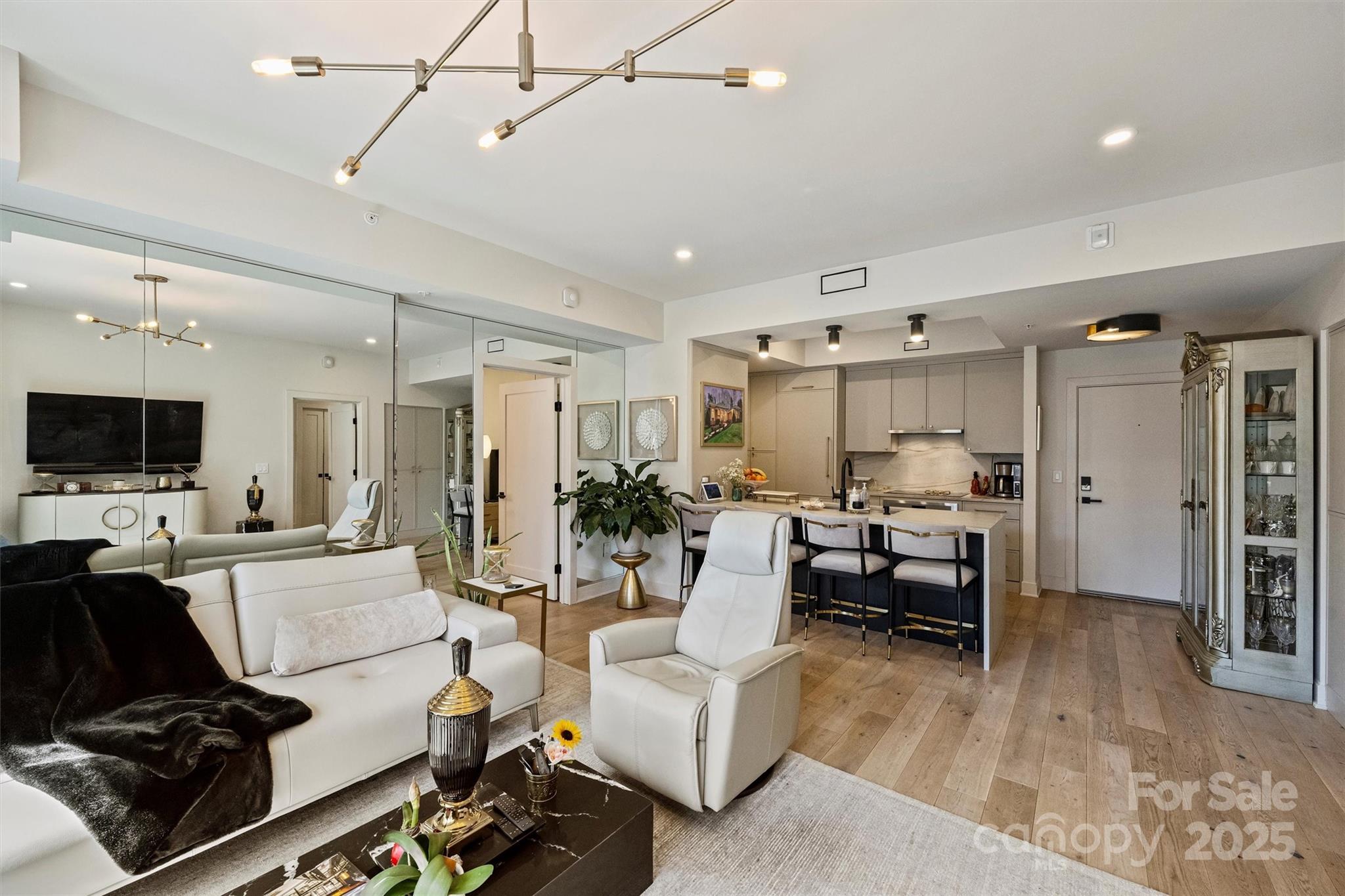 300 W 5th Street Unit: 711