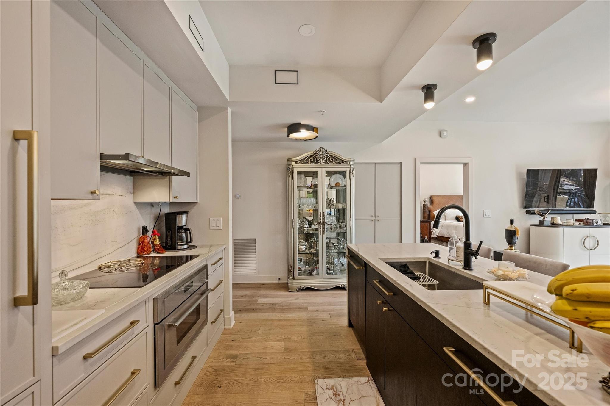 300 W 5th Street Unit: 711