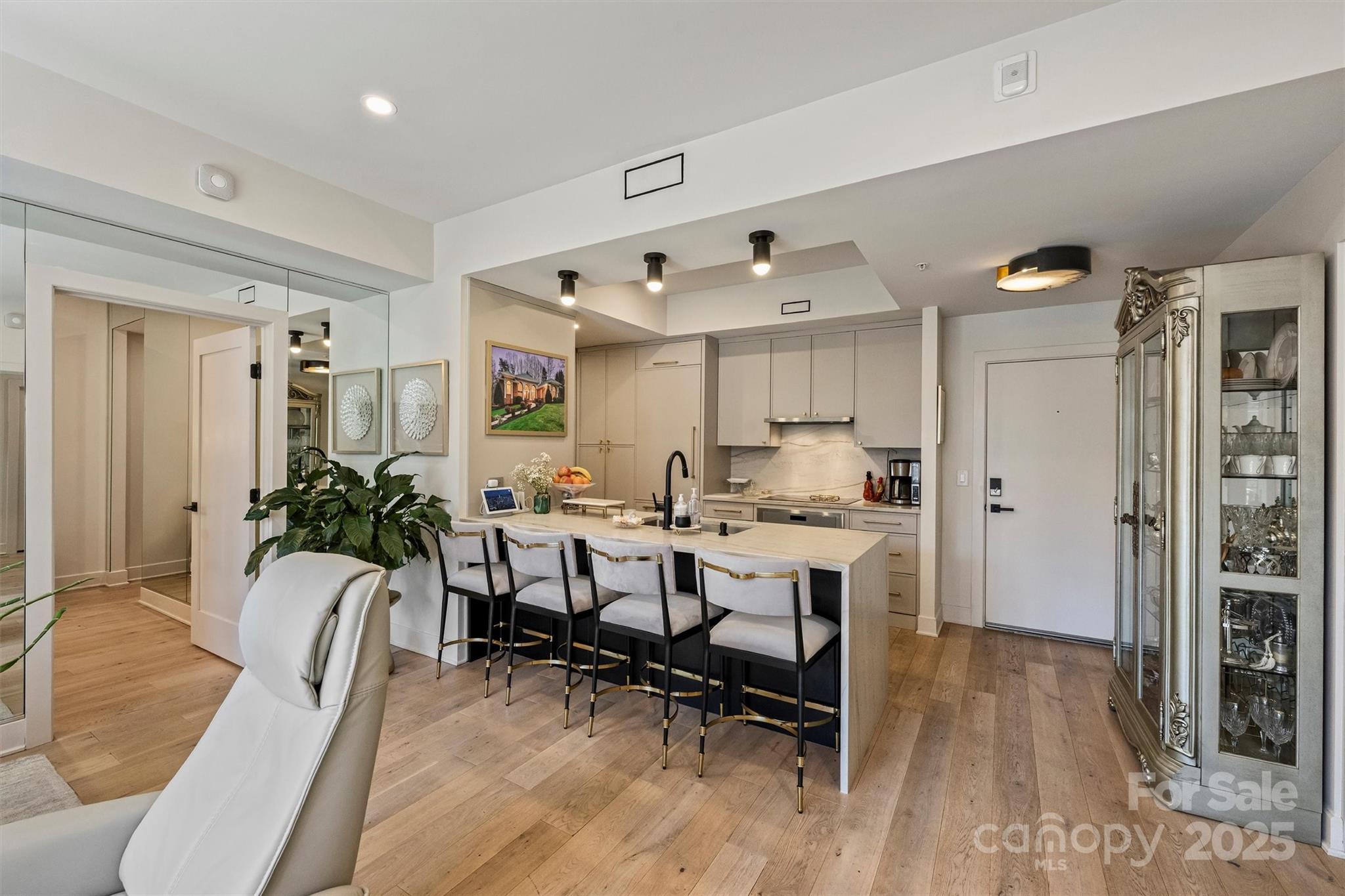 300 W 5th Street Unit: 711