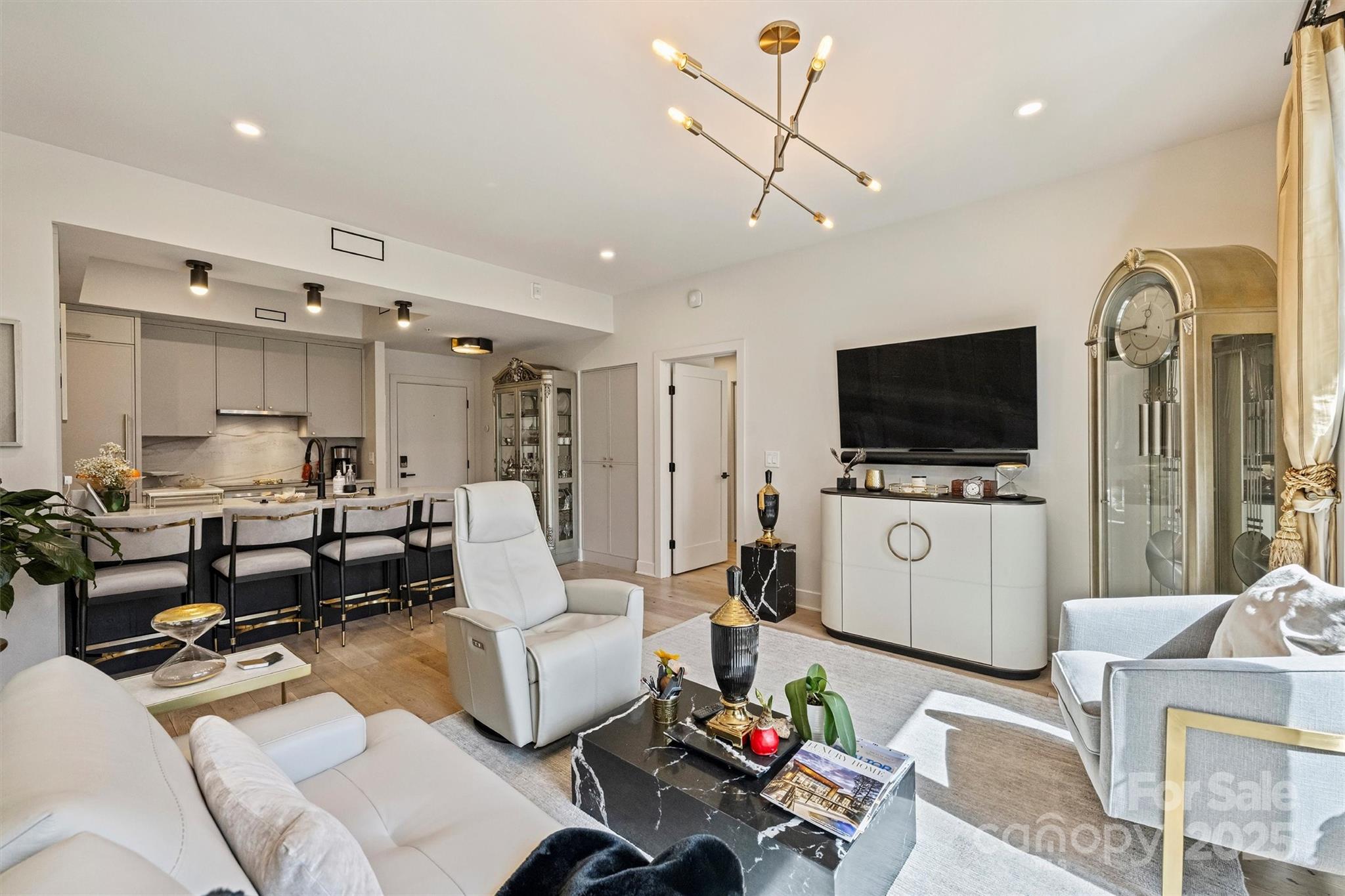 300 W 5th Street Unit: 711