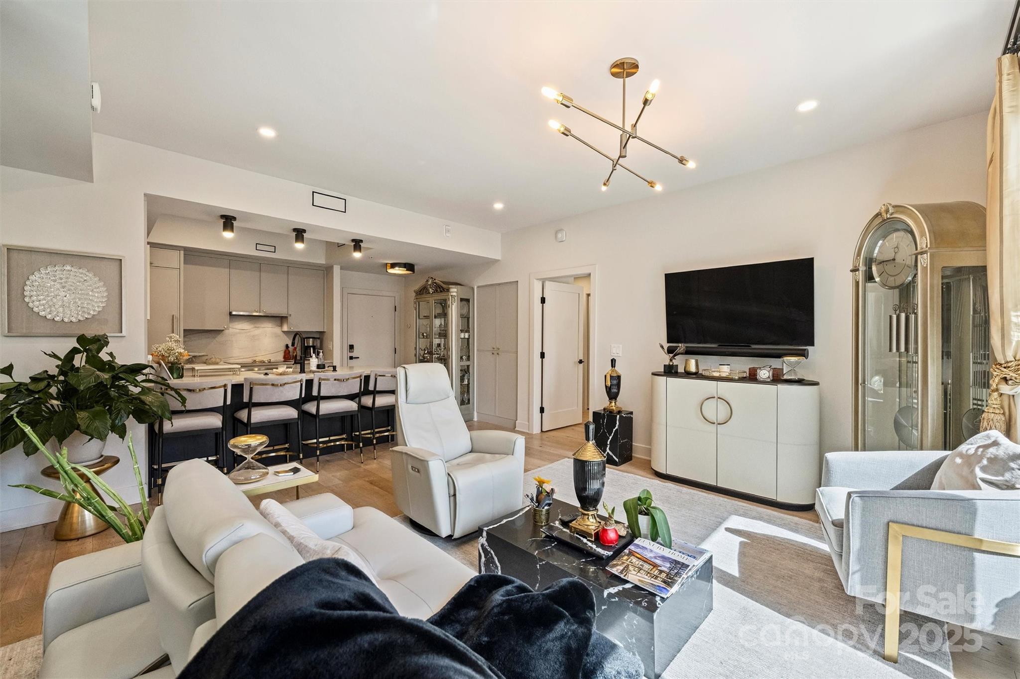 300 W 5th Street Unit: 711