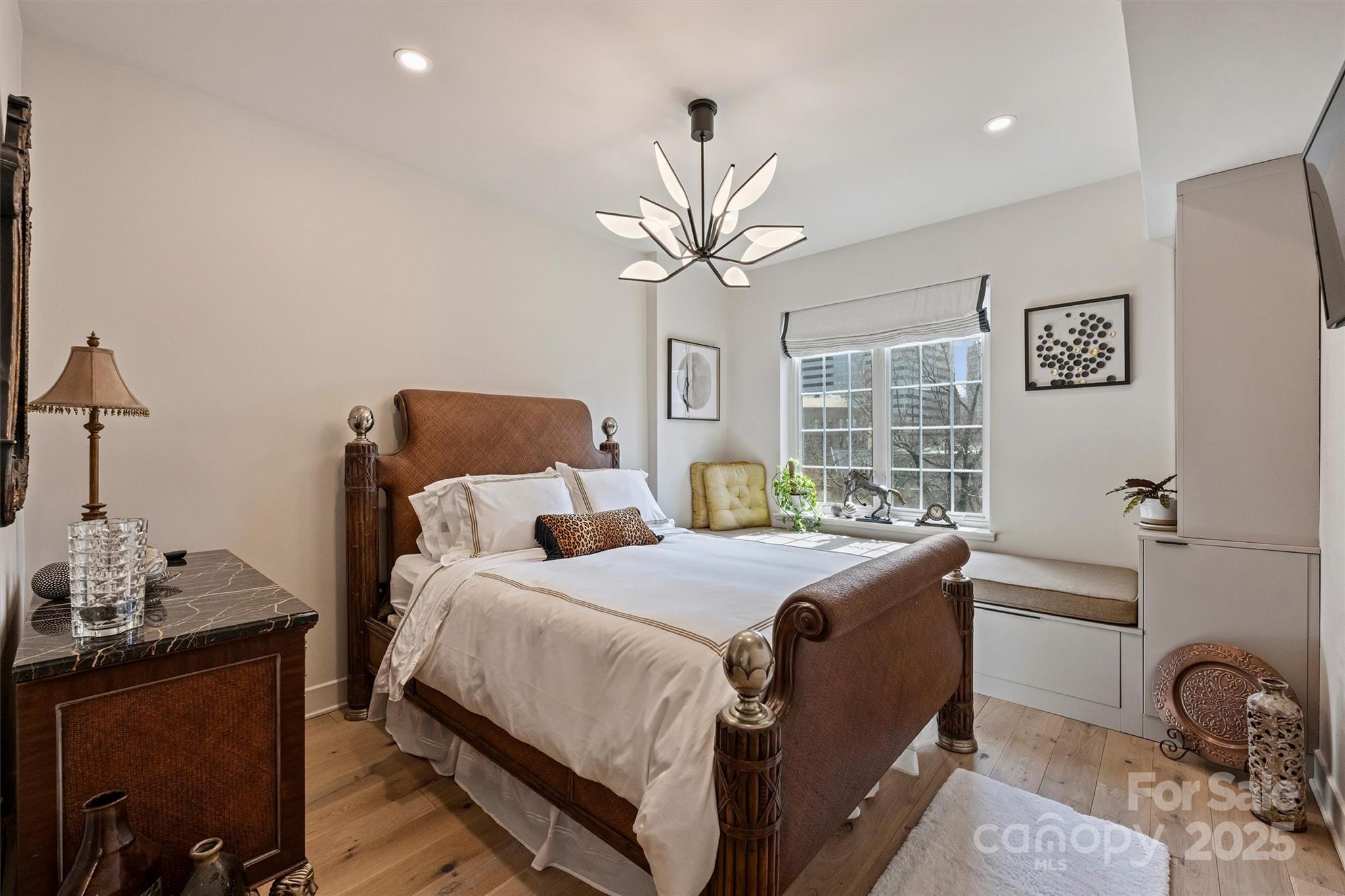 300 W 5th Street Unit: 711