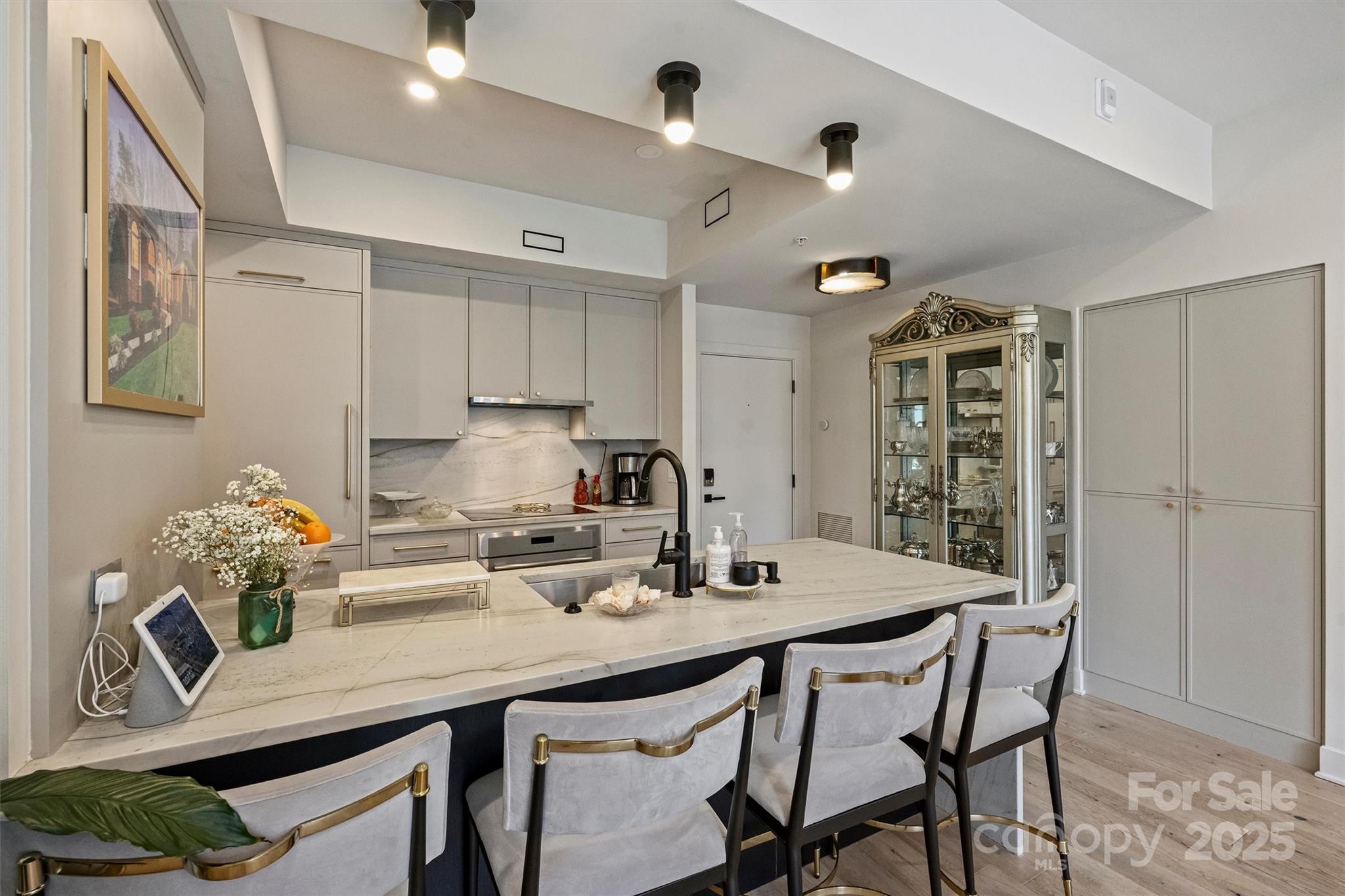 300 W 5th Street Unit: 711