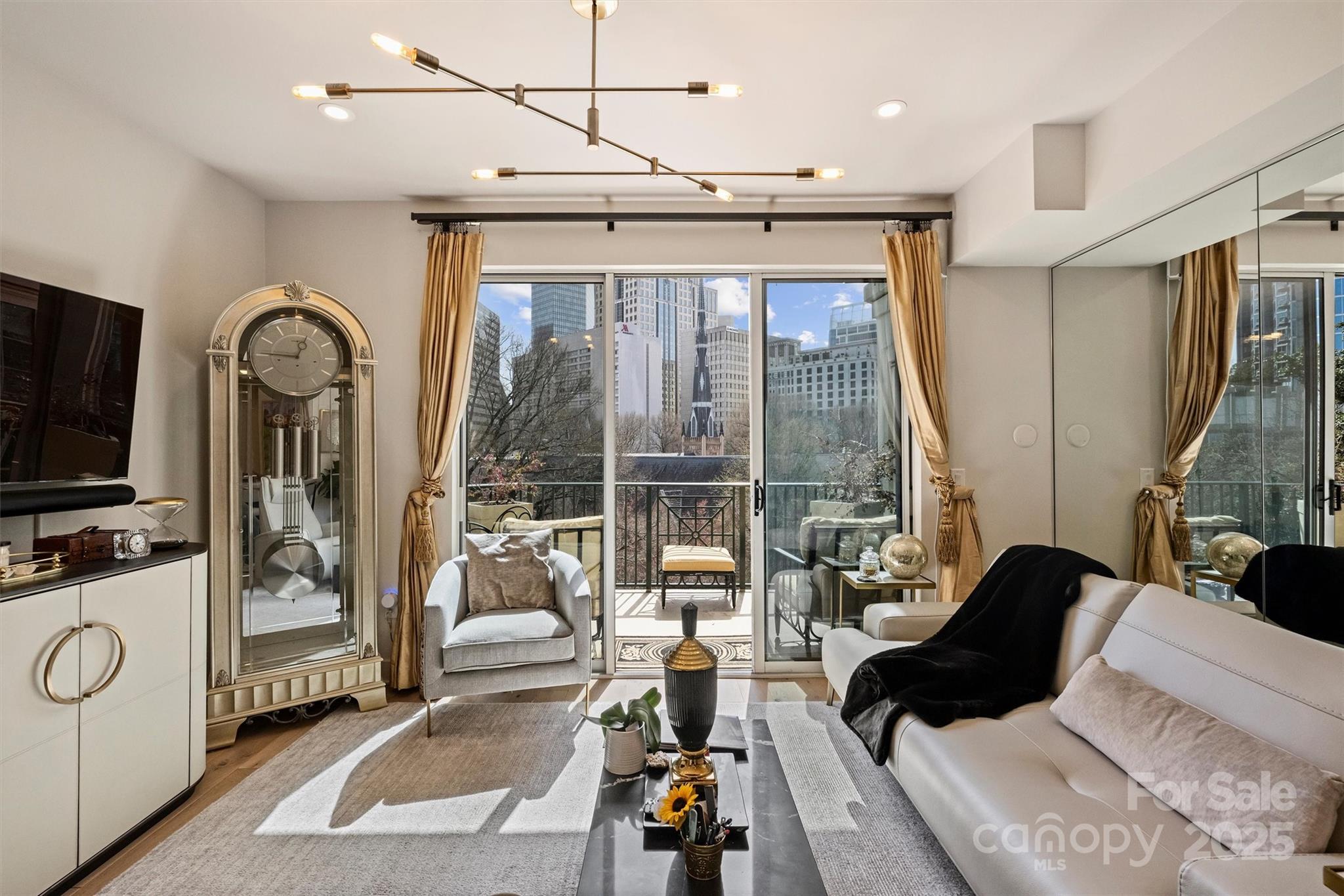 300 W 5th Street Unit: 711