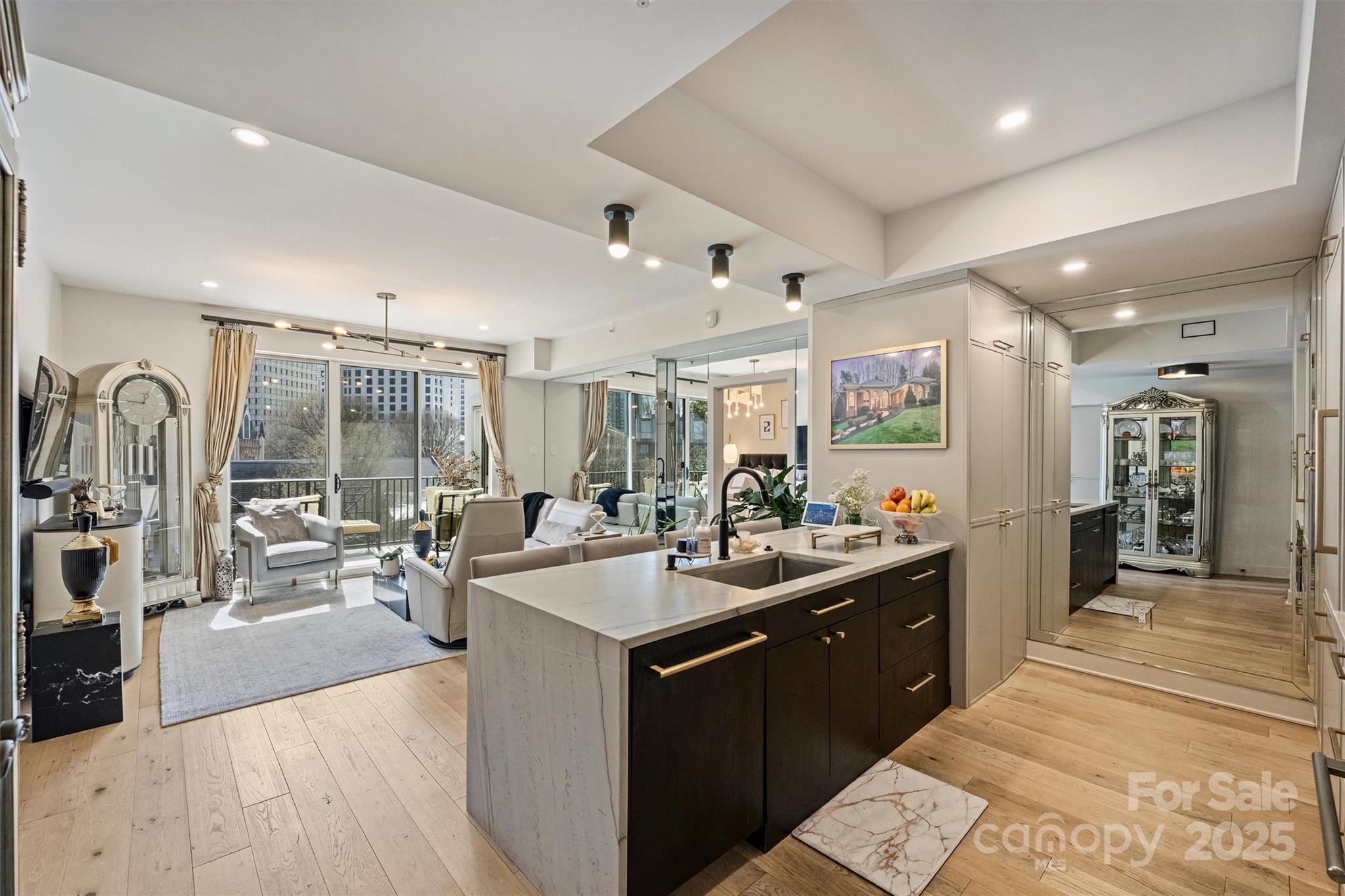 300 W 5th Street Unit: 711