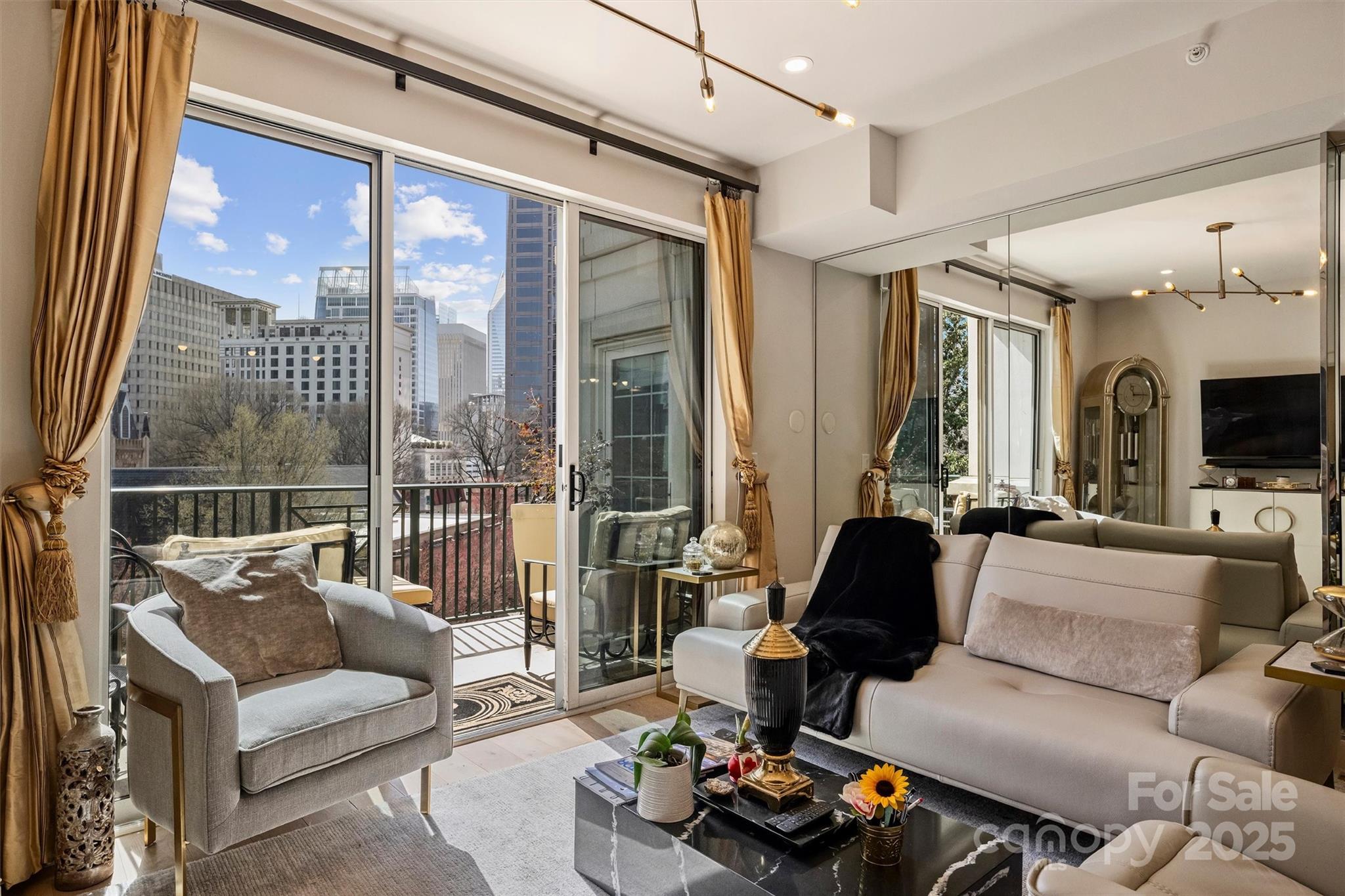 300 W 5th Street Unit: 711