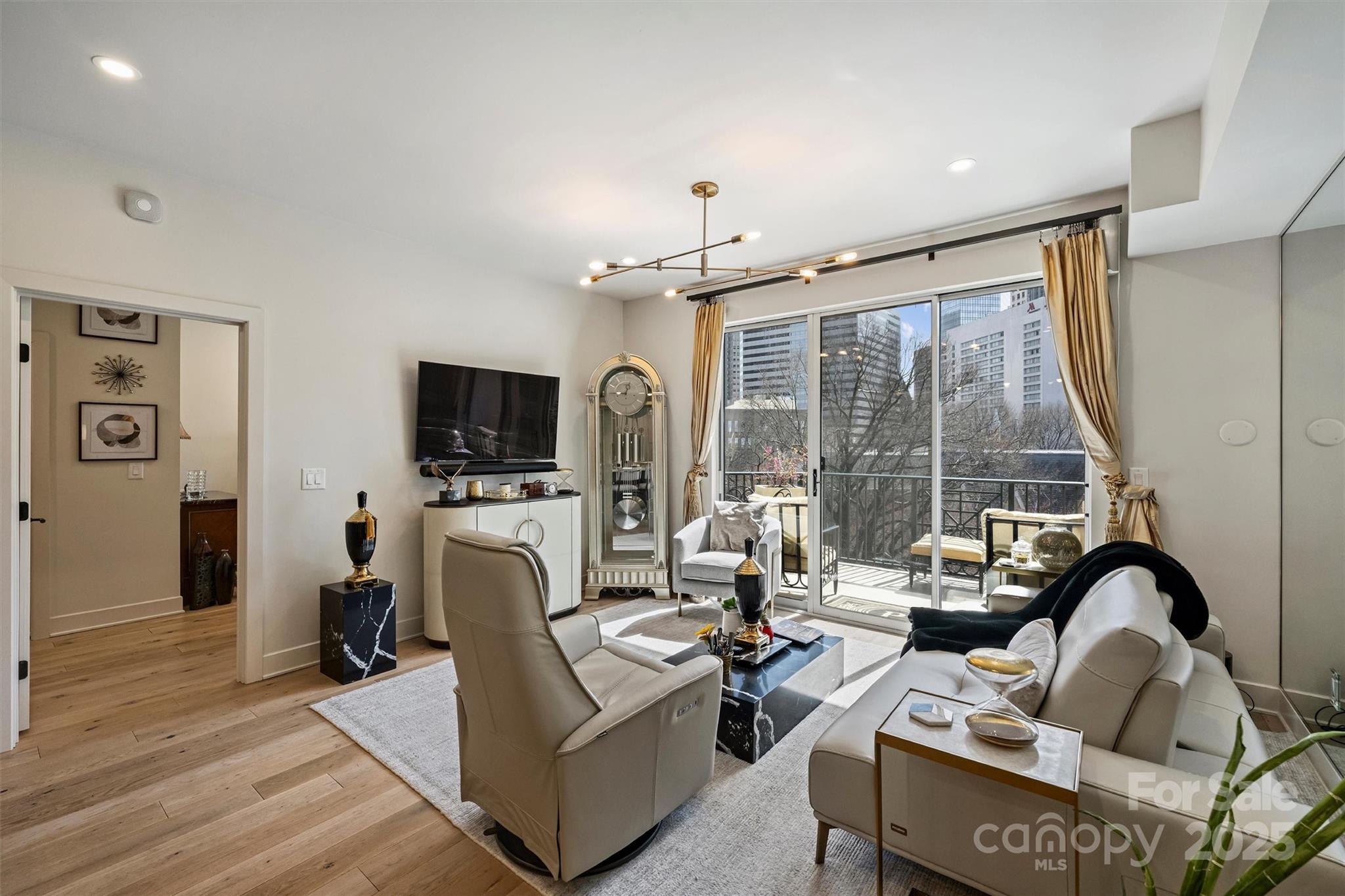 300 W 5th Street Unit: 711