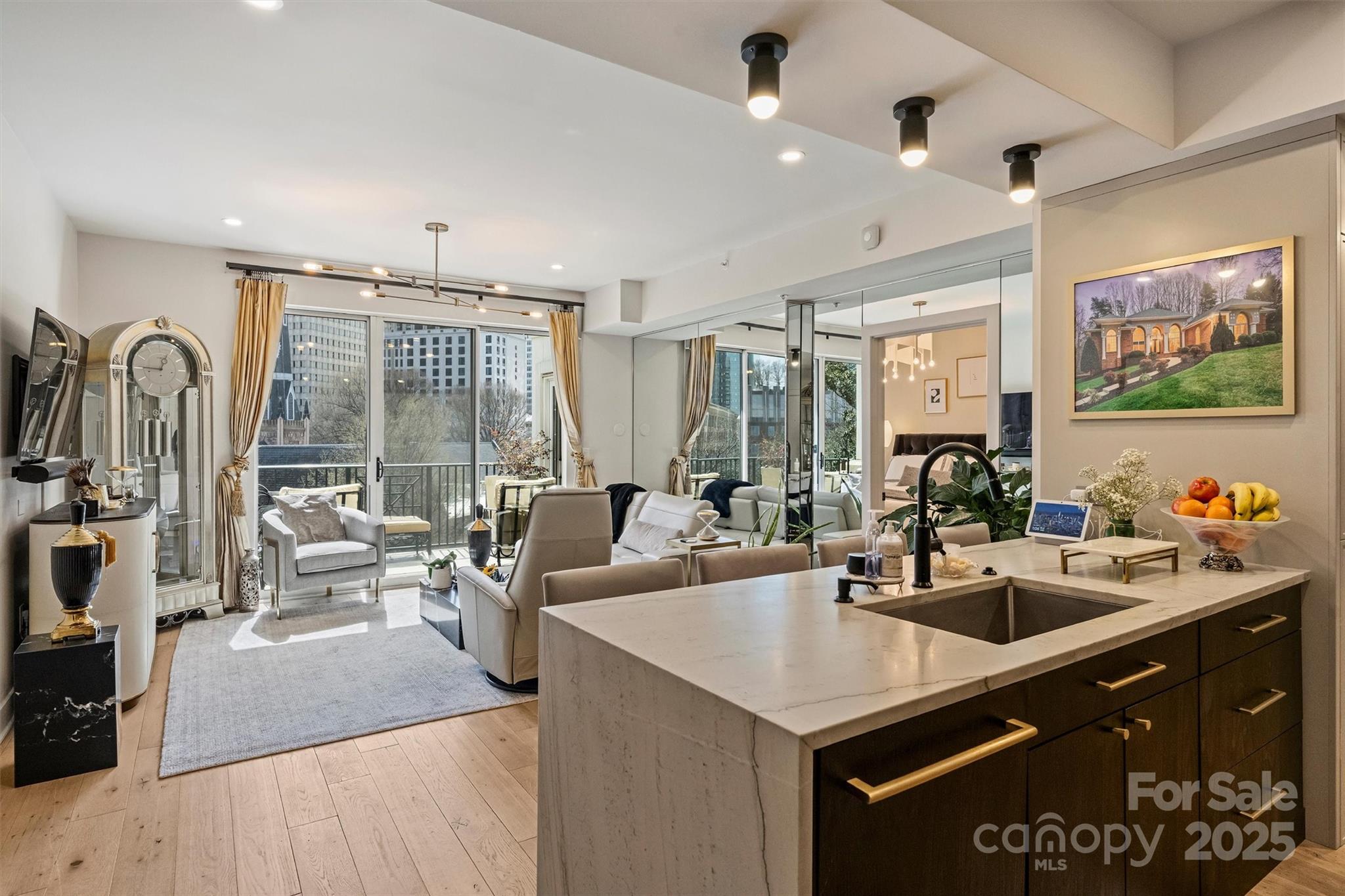 300 W 5th Street Unit: 711