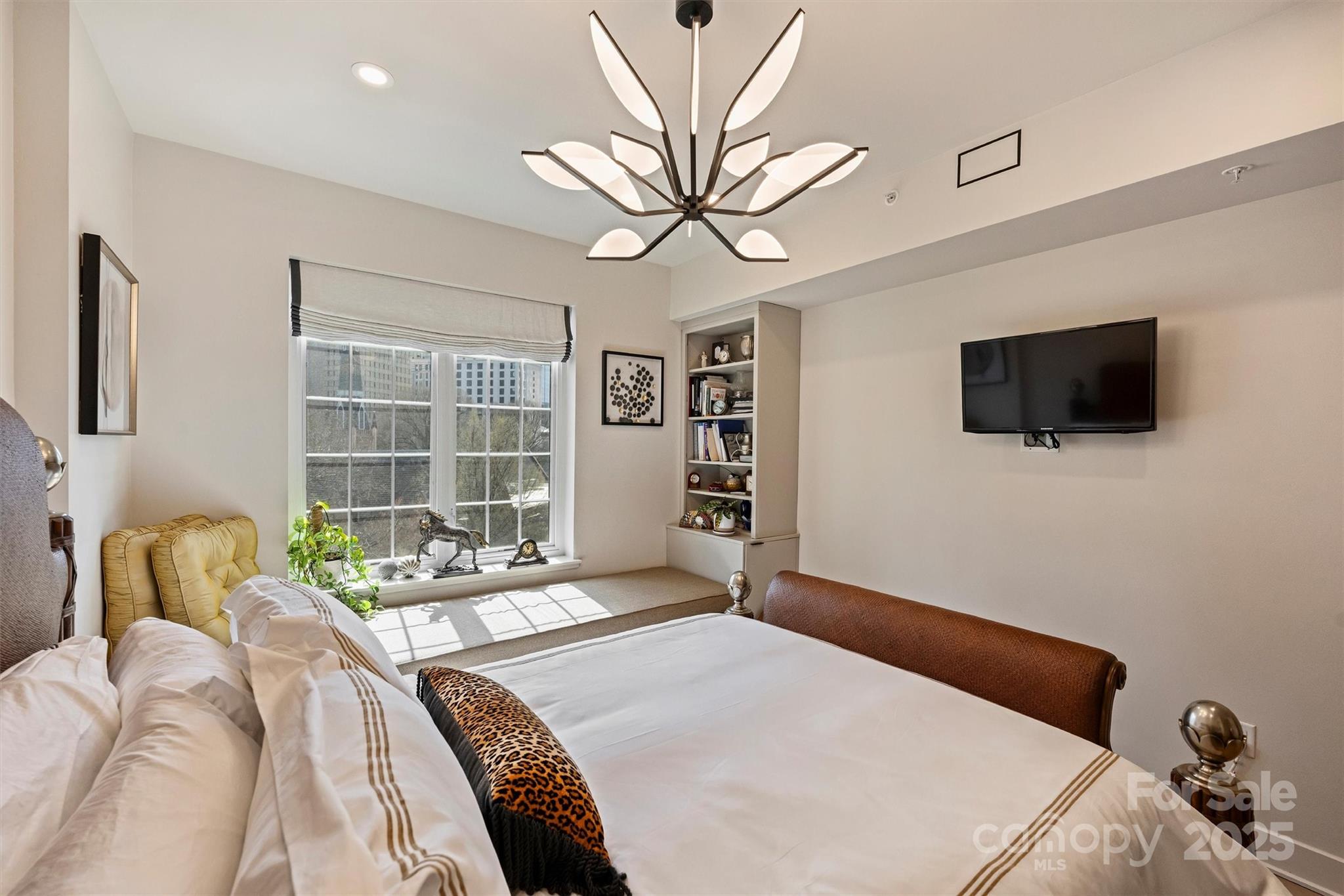 300 W 5th Street Unit: 711