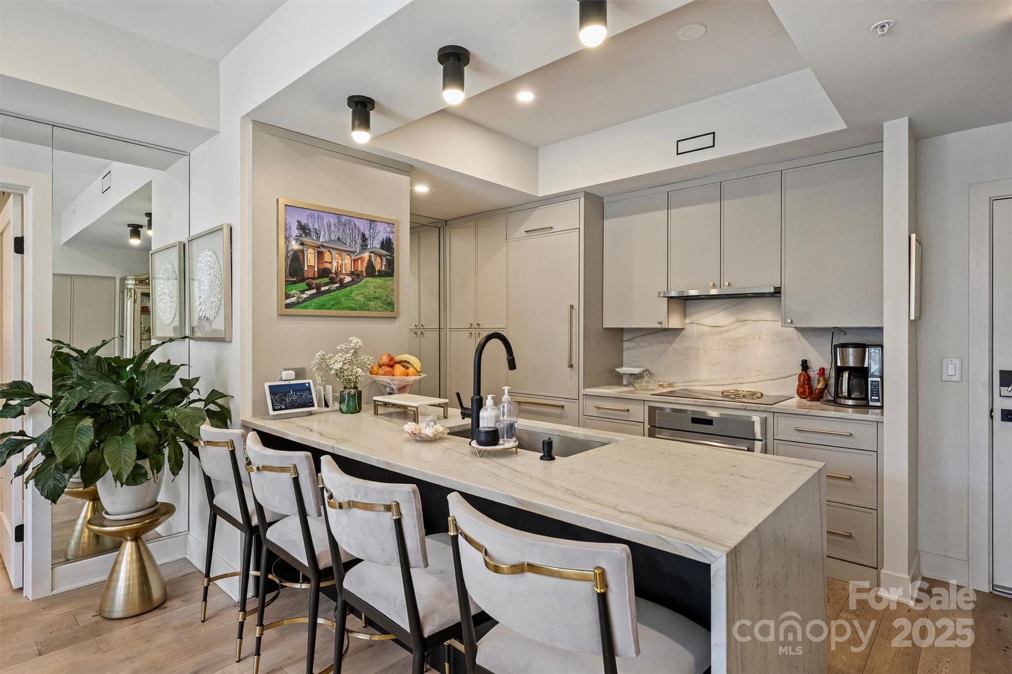 300 W 5th Street Unit: 711