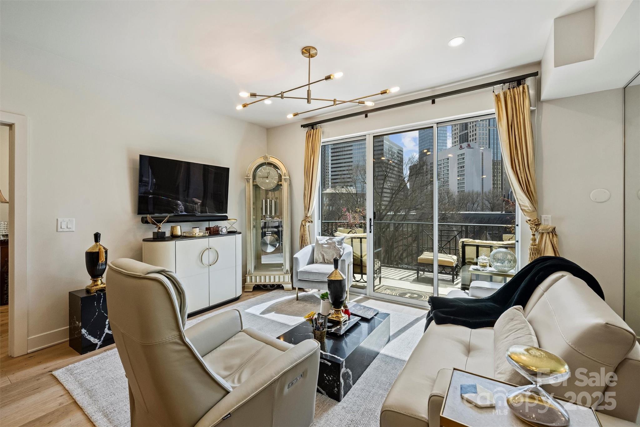 300 W 5th Street Unit: 711