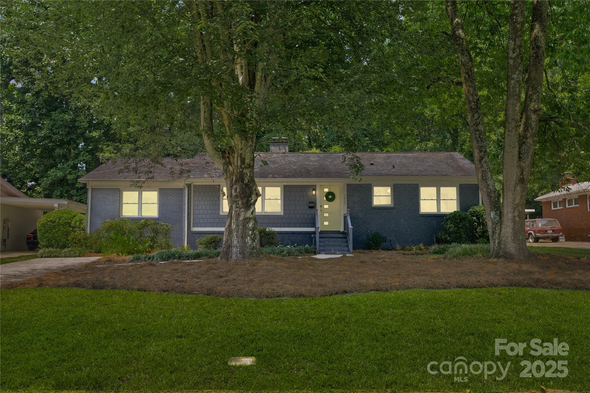 1027 Dresden Drive W