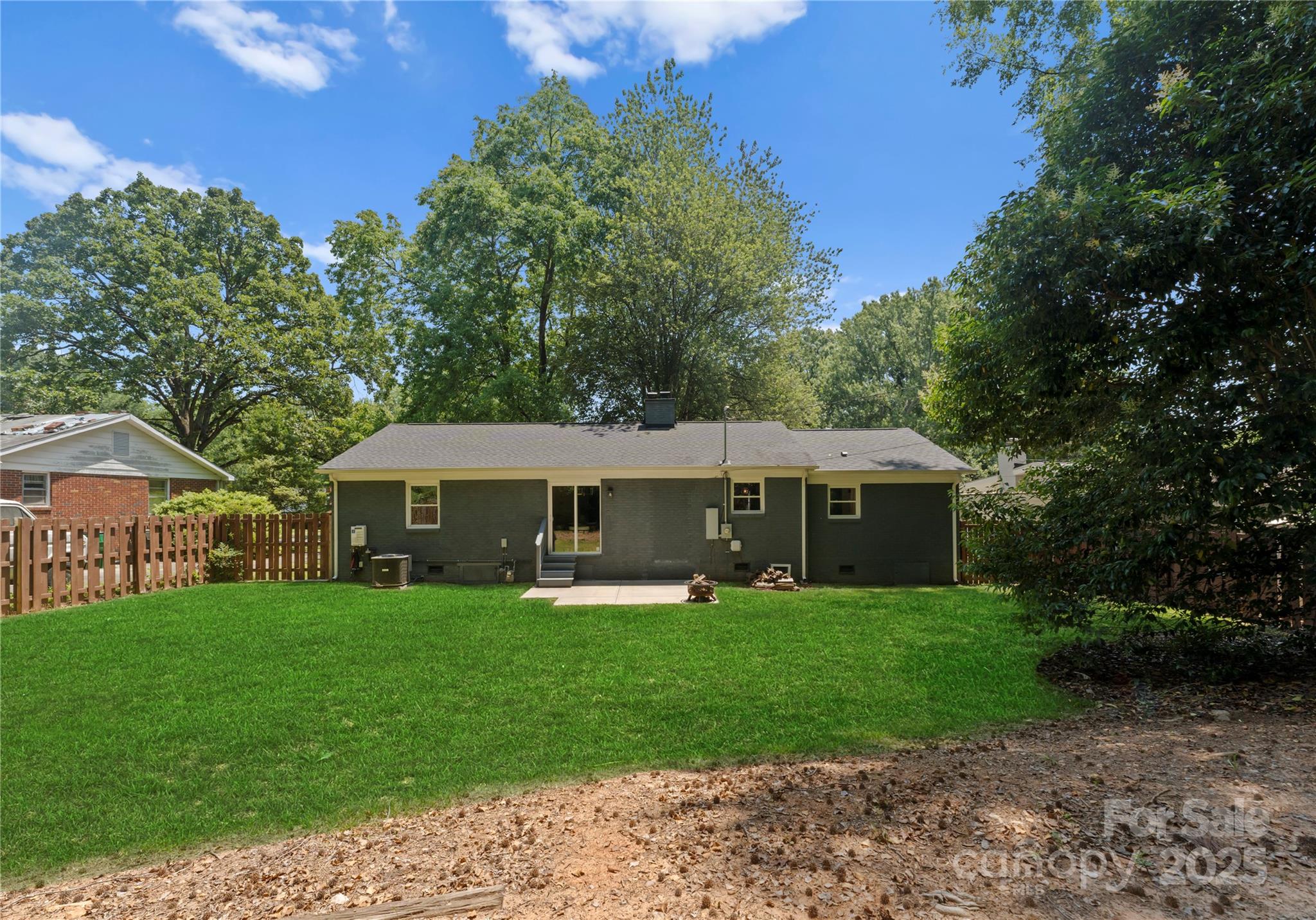 1027 Dresden Drive W