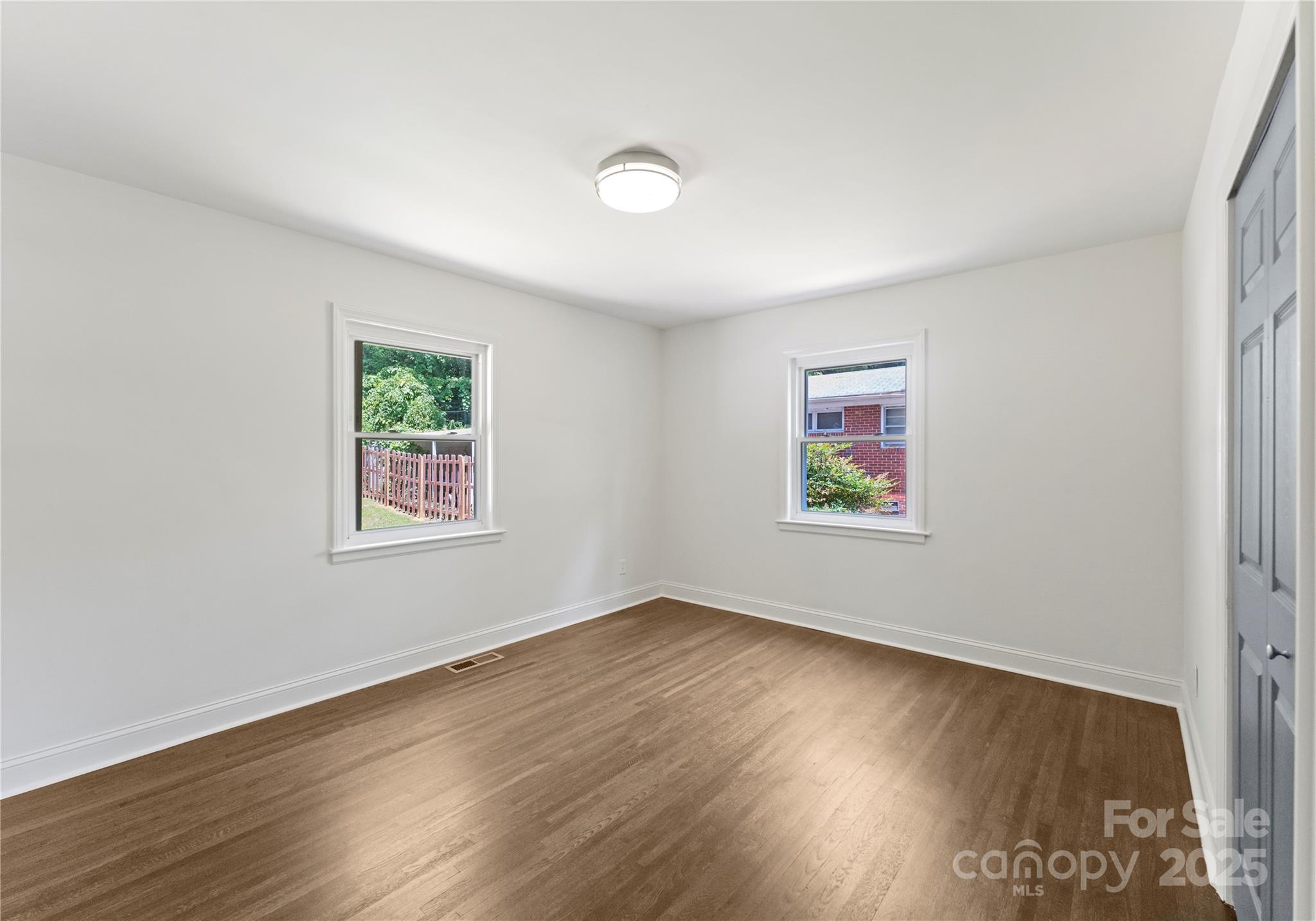 1027 Dresden Drive W