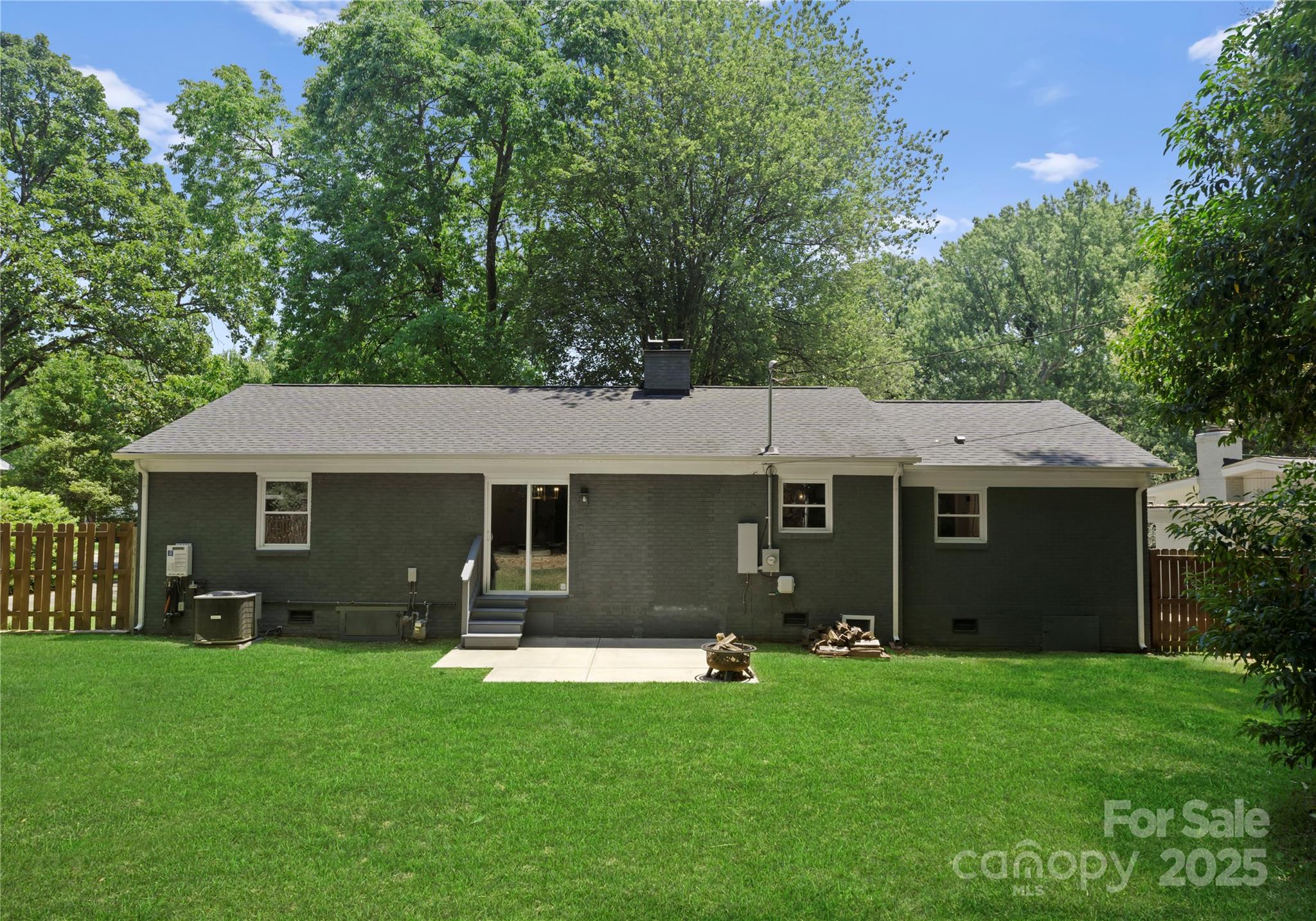 1027 Dresden Drive W