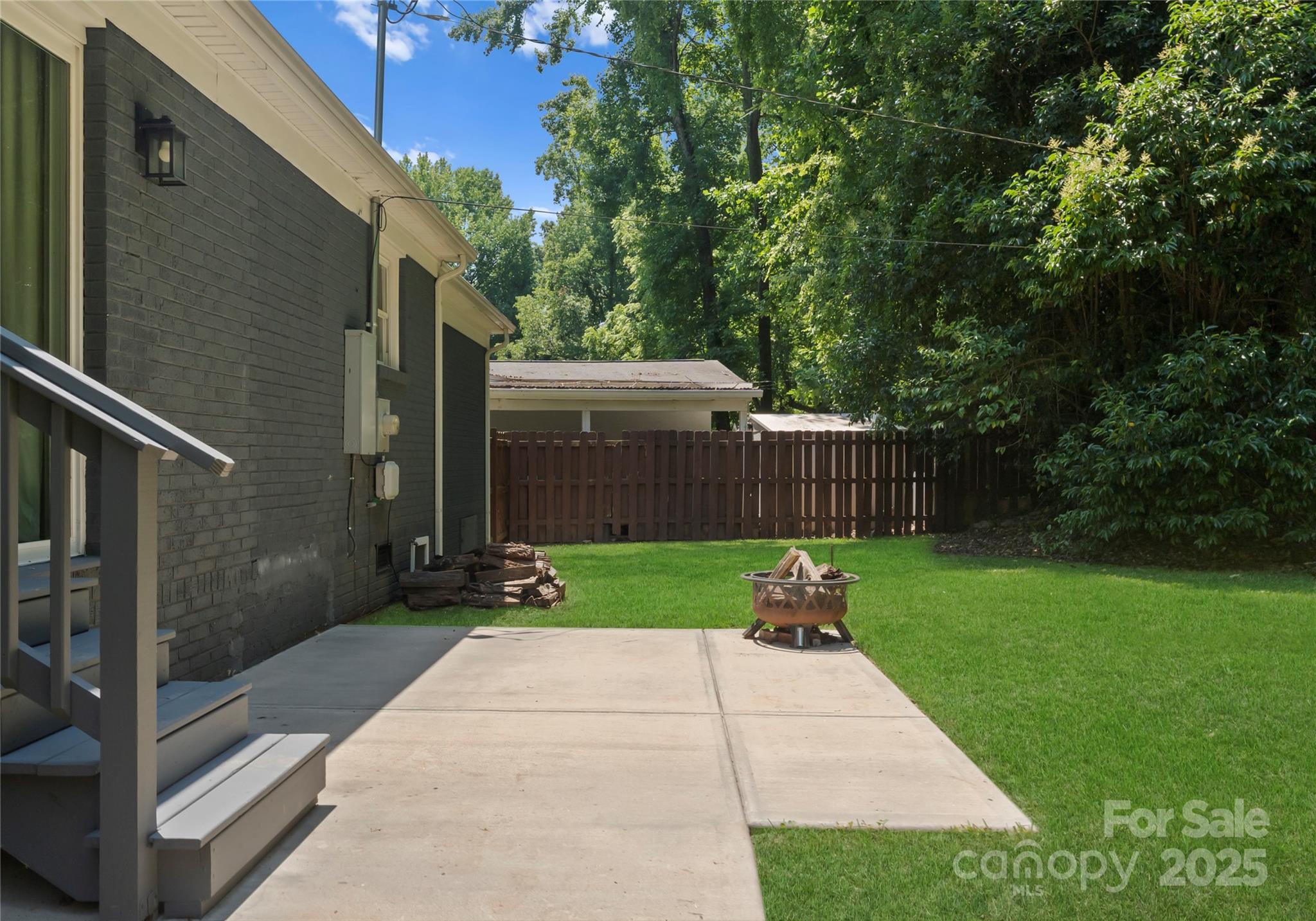 1027 Dresden Drive W