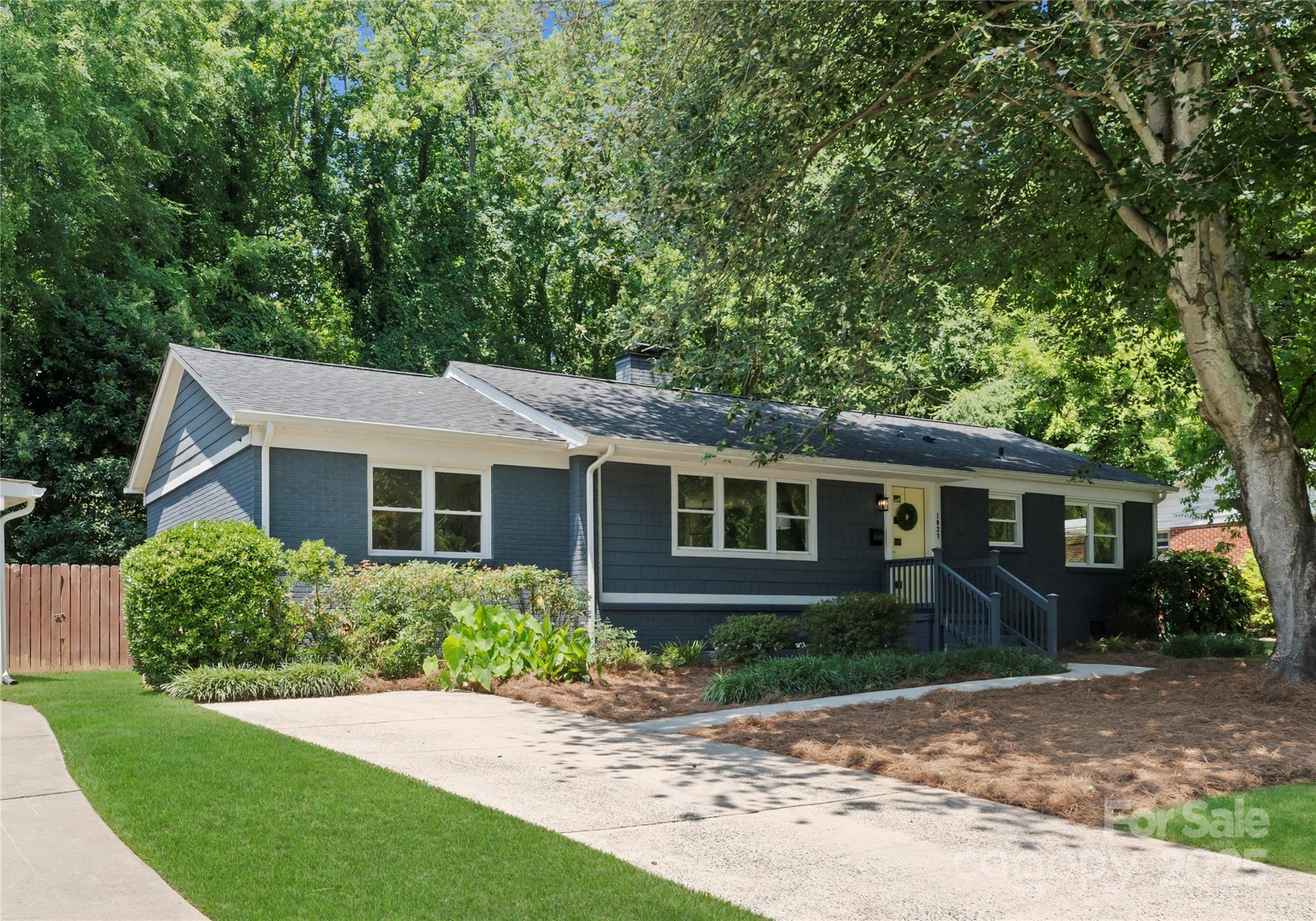 1027 Dresden Drive W