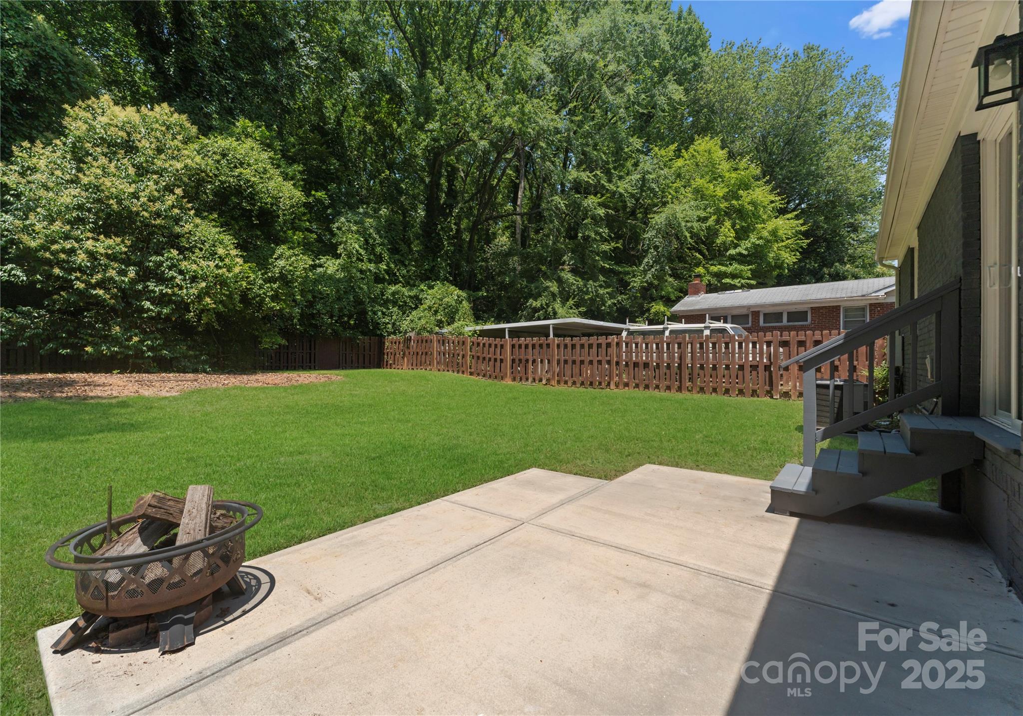 1027 Dresden Drive W