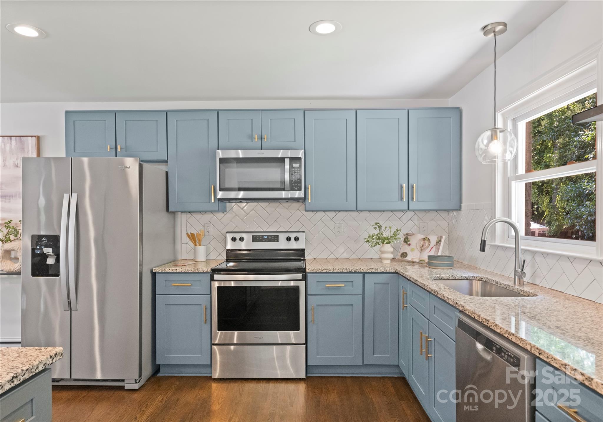 1027 Dresden Drive W