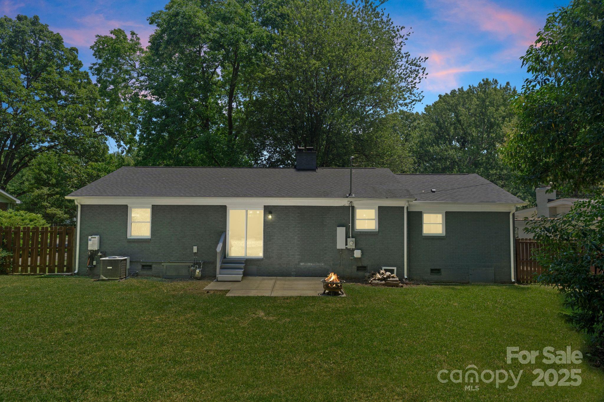 1027 Dresden Drive W