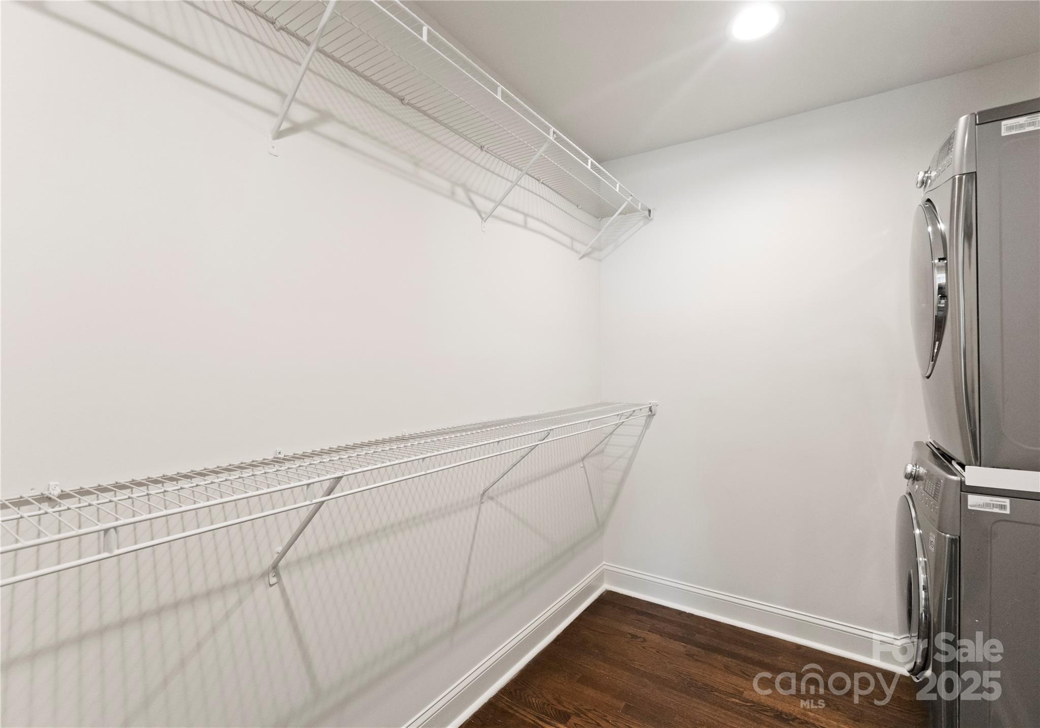 1027 Dresden Drive W