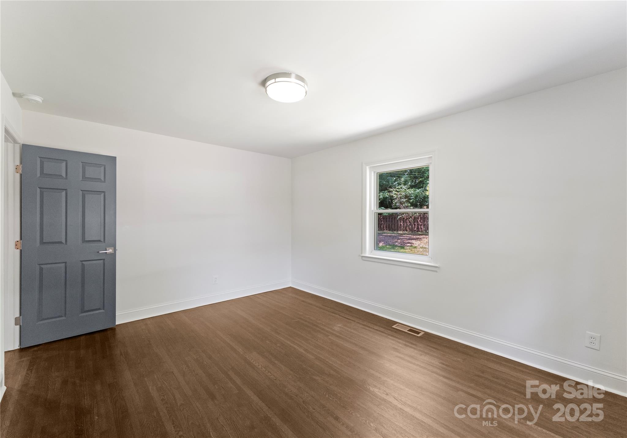 1027 Dresden Drive W