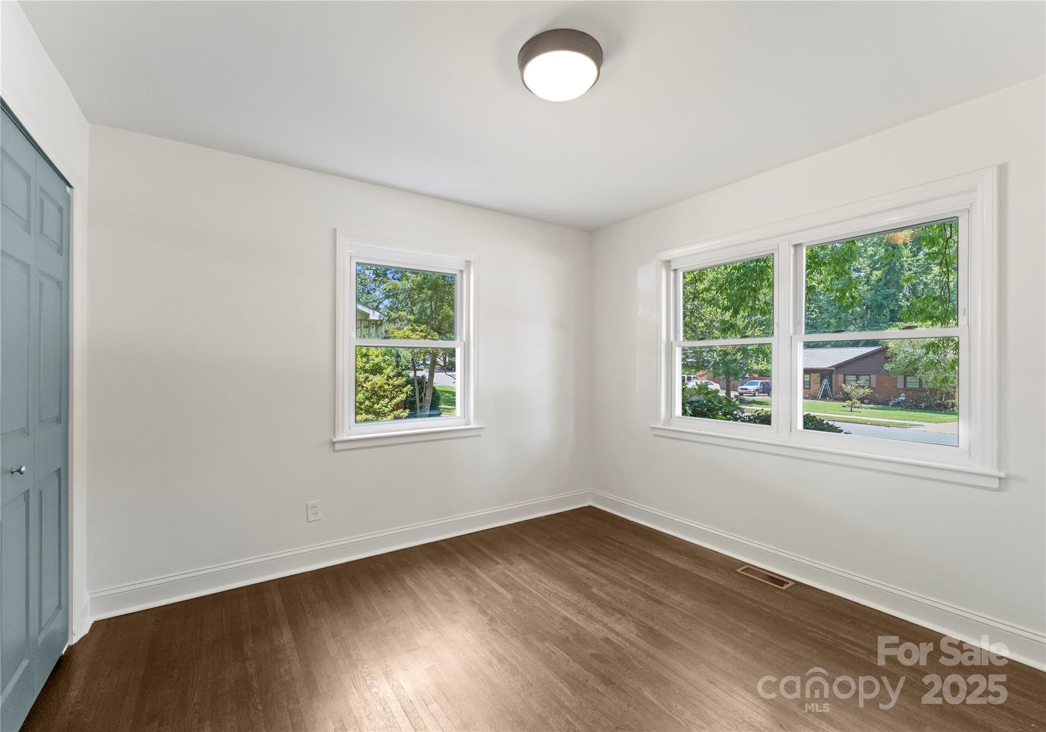 1027 Dresden Drive W