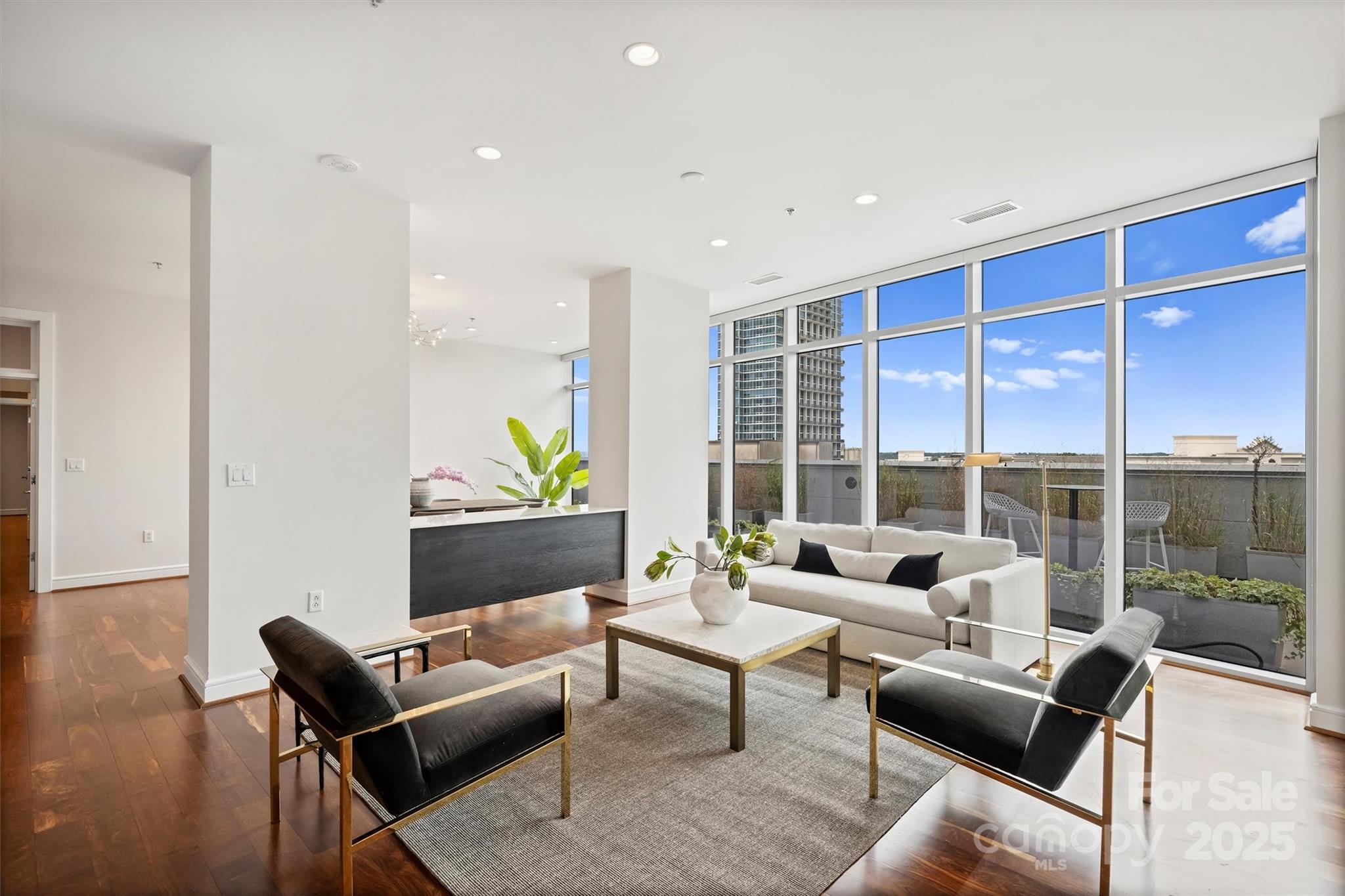 333 W Trade Street Unit: 700