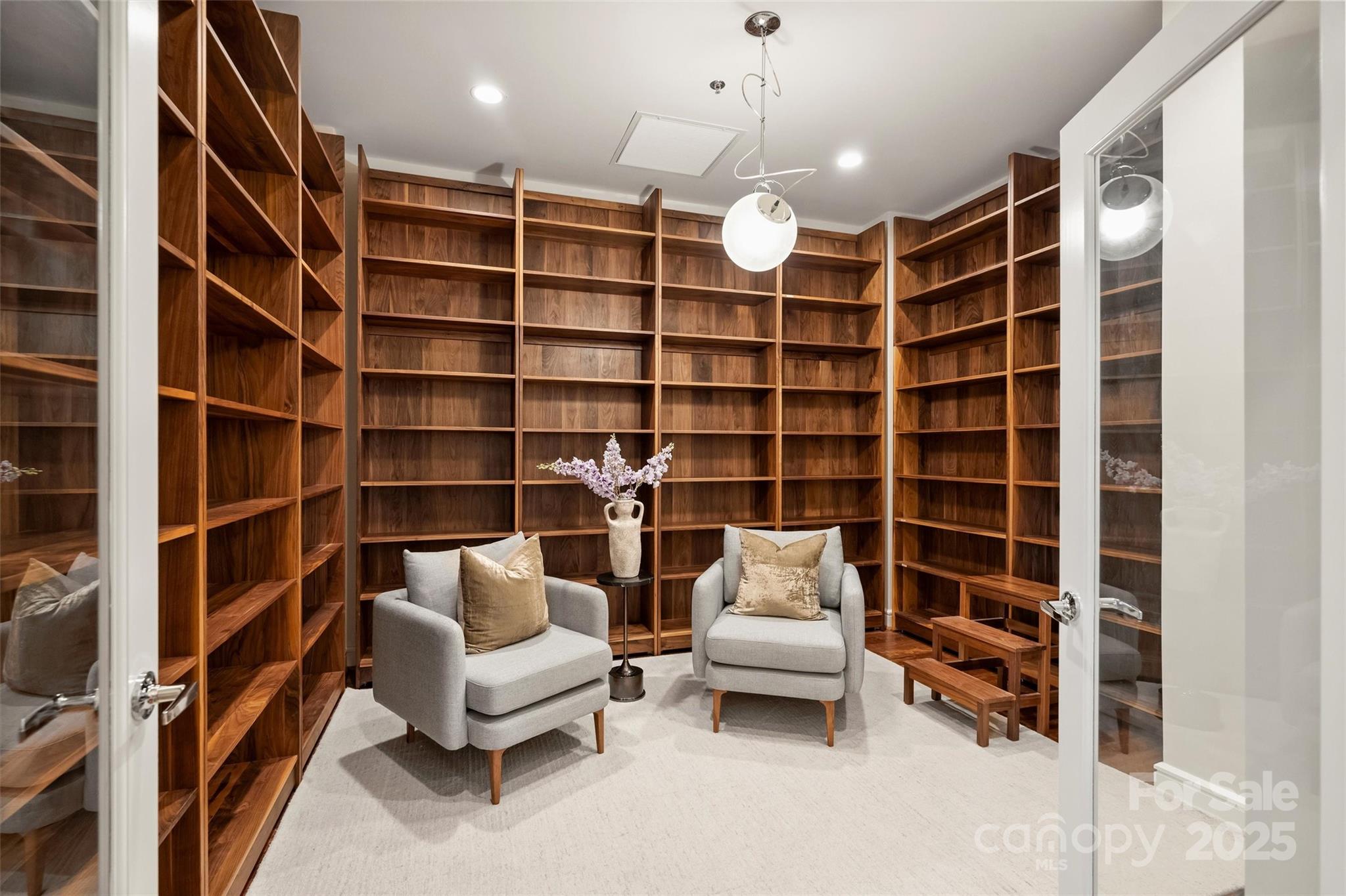 333 W Trade Street Unit: 700