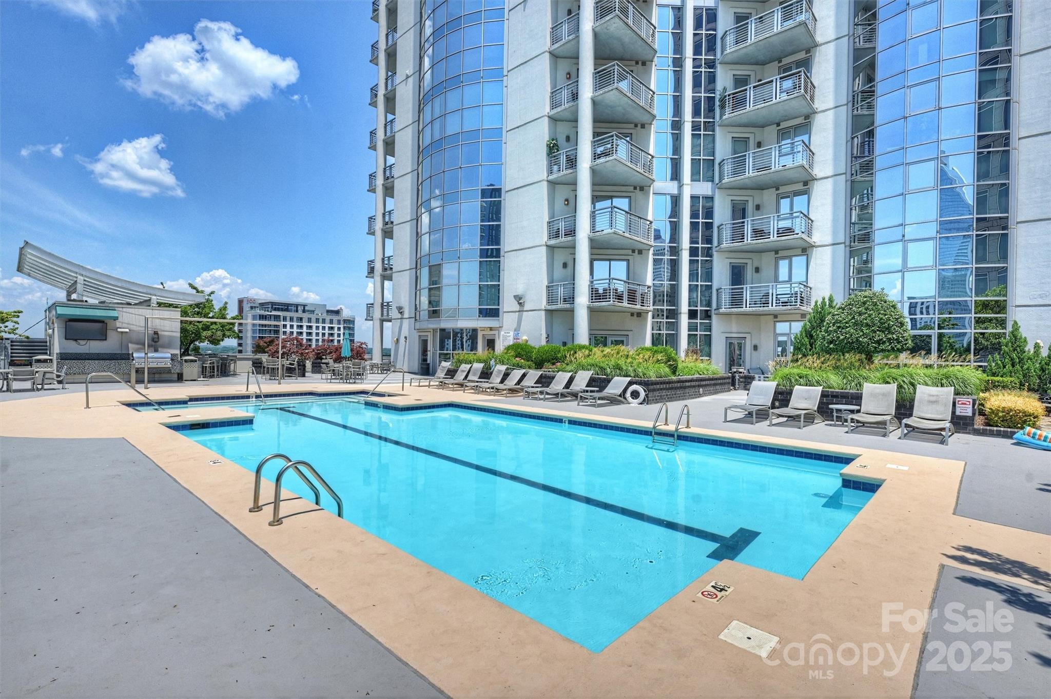 333 W Trade Street Unit: 700