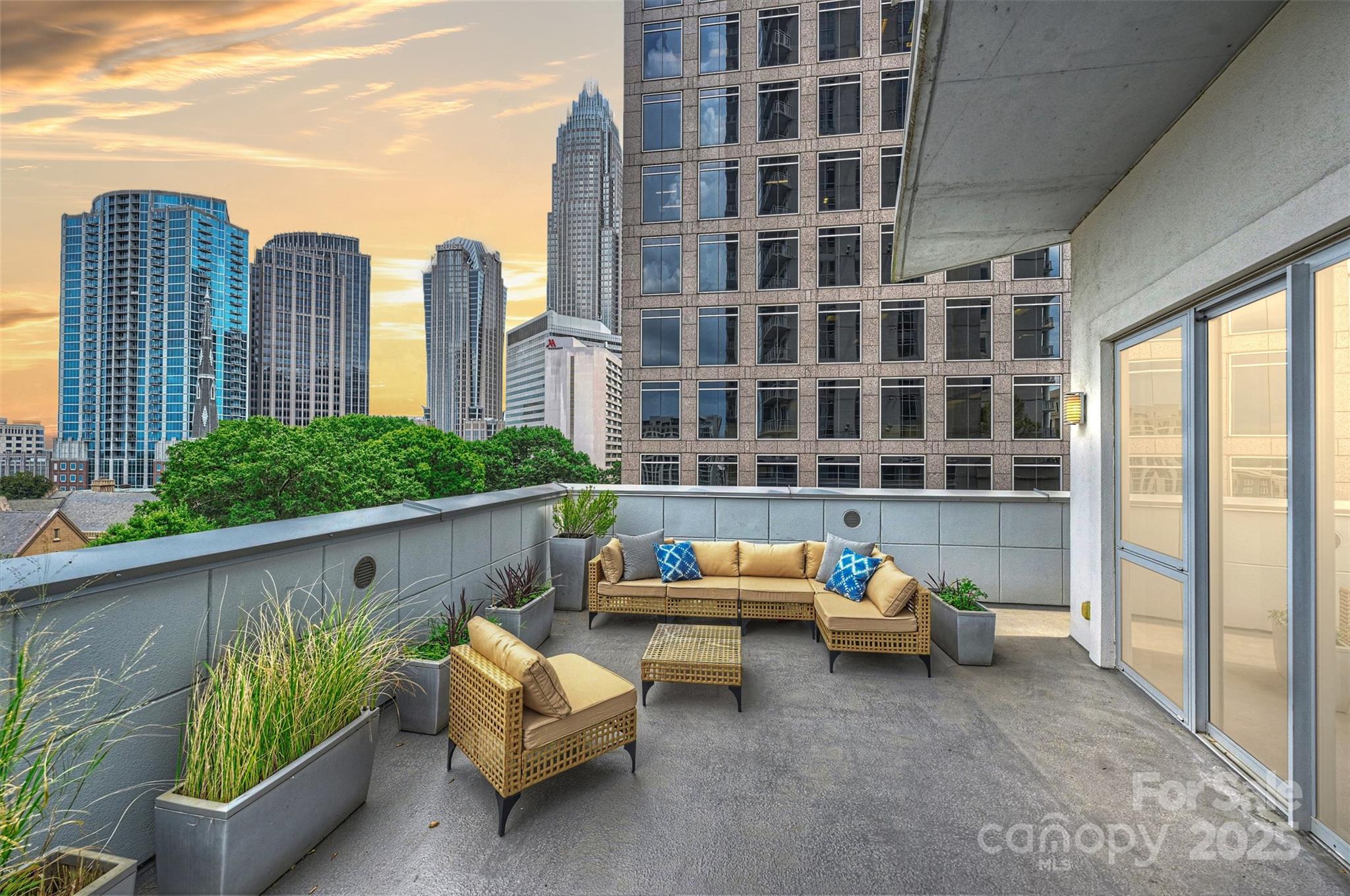 333 W Trade Street Unit: 700