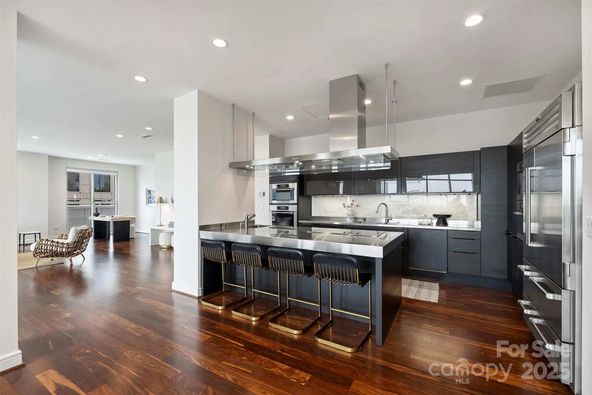 333 W Trade Street Unit: 700