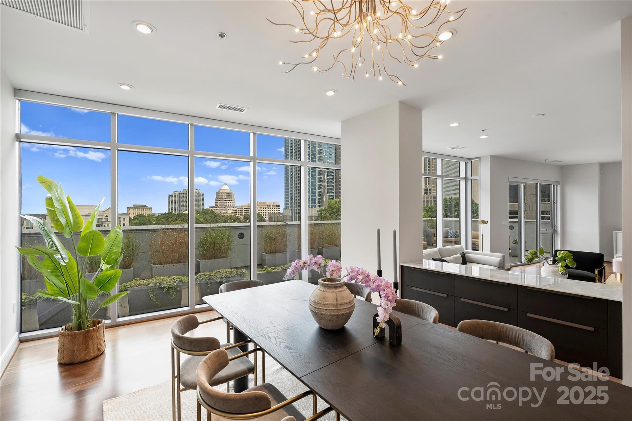 333 W Trade Street Unit: 700