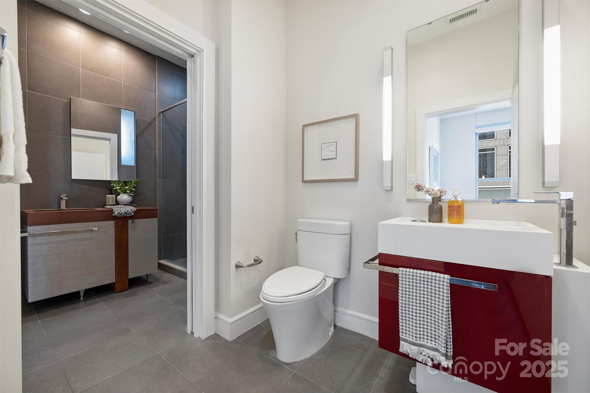 333 W Trade Street Unit: 700