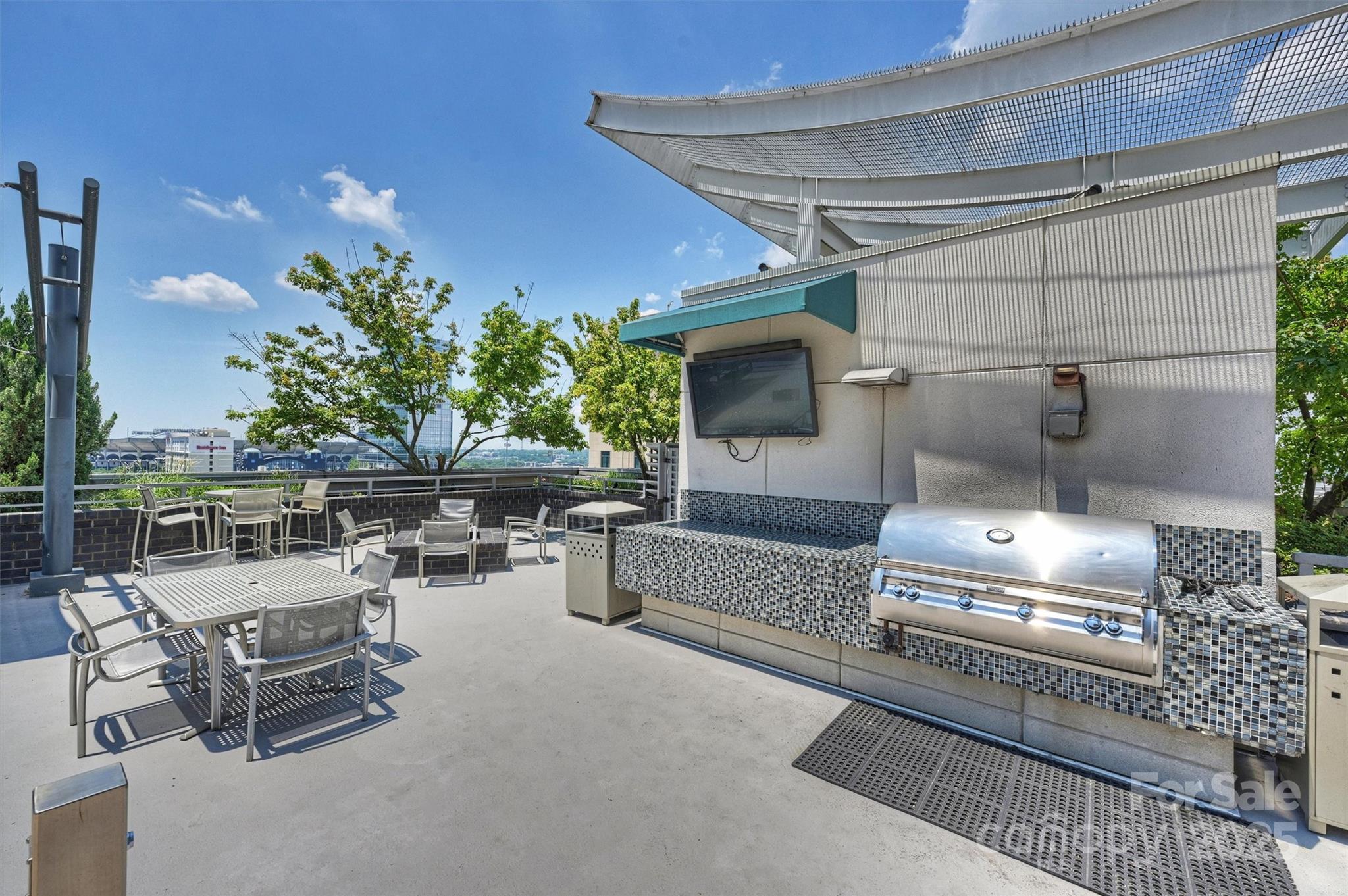 333 W Trade Street Unit: 700