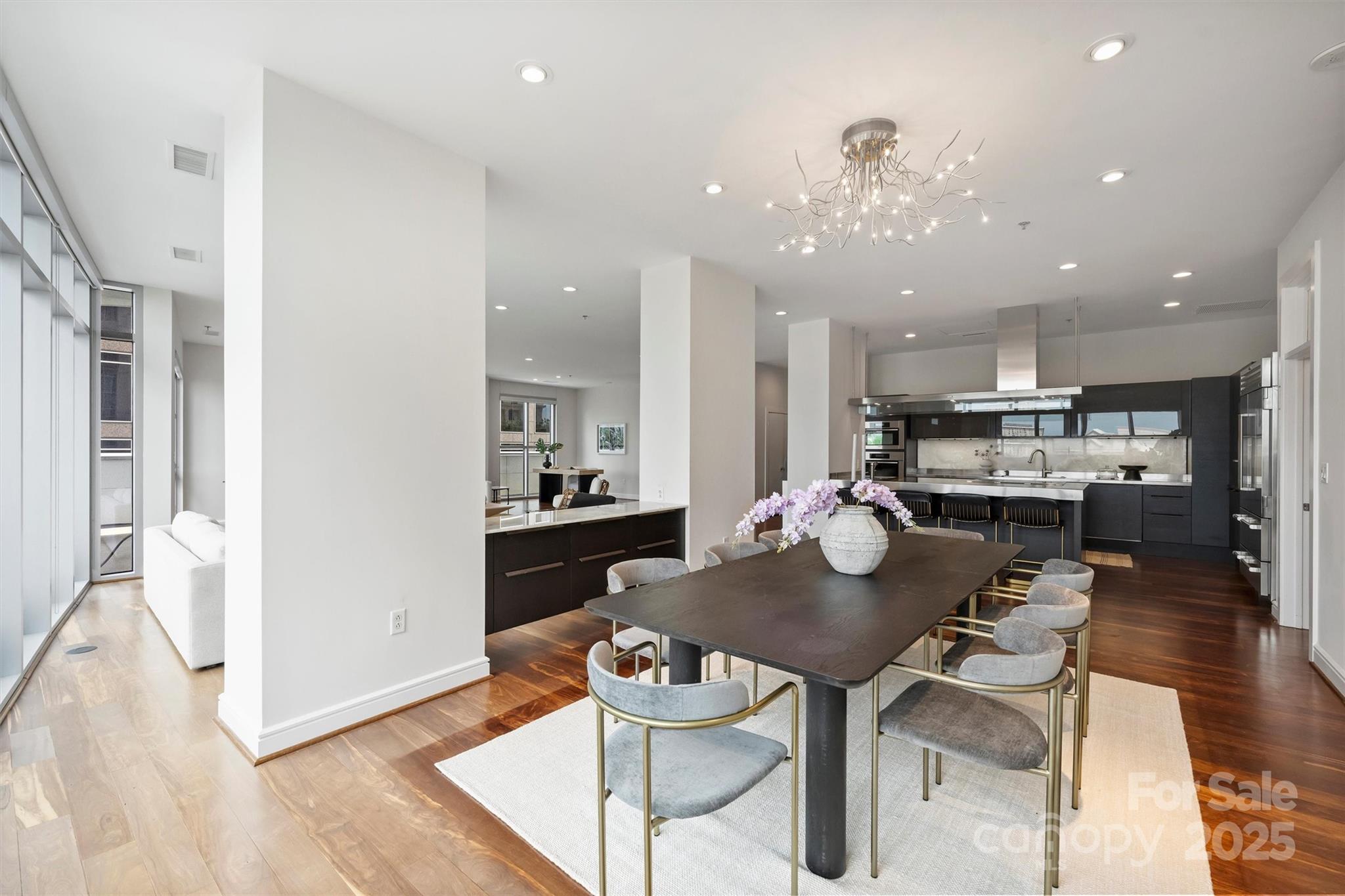 333 W Trade Street Unit: 700