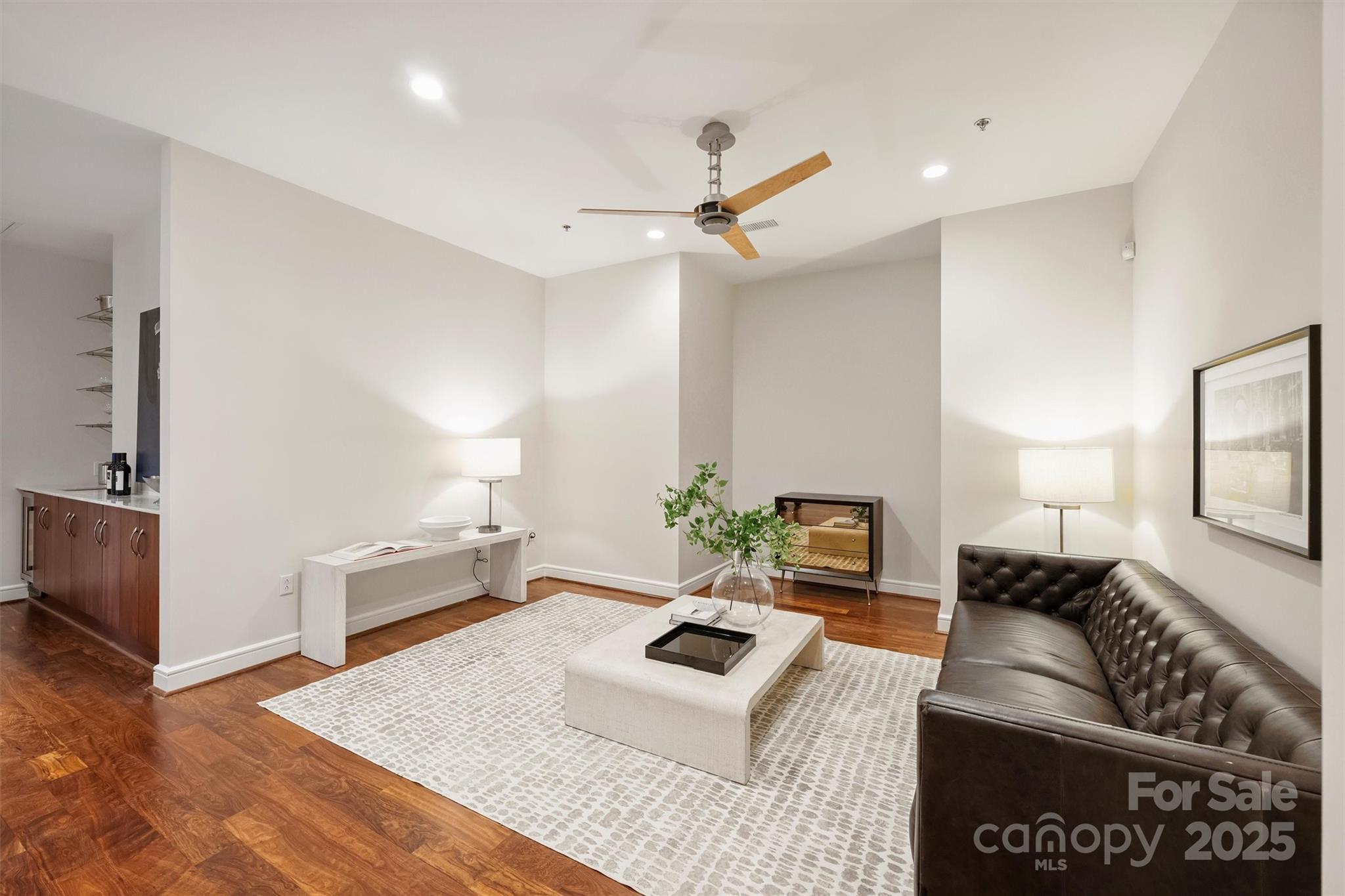 333 W Trade Street Unit: 700