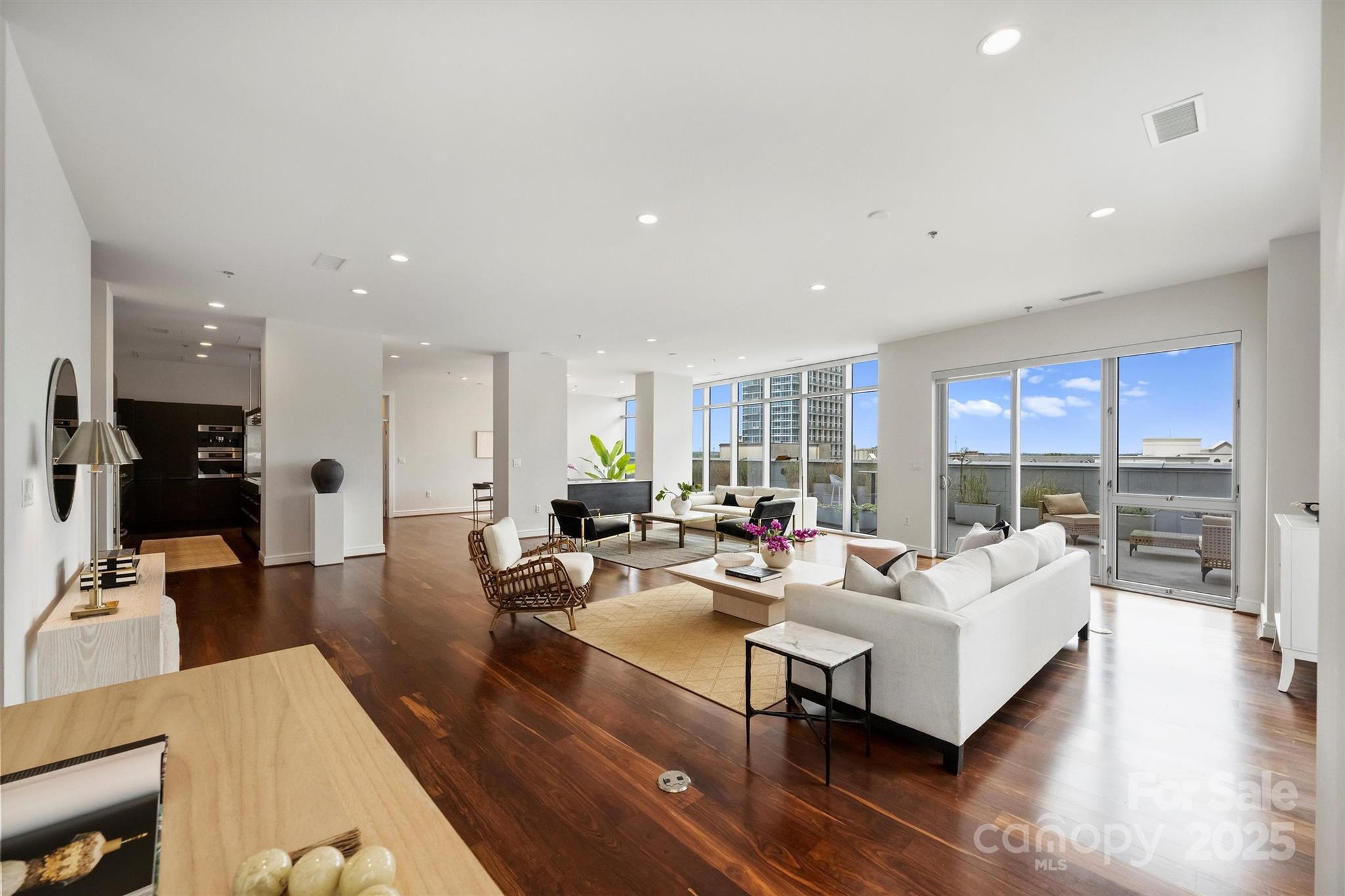 333 W Trade Street Unit: 700