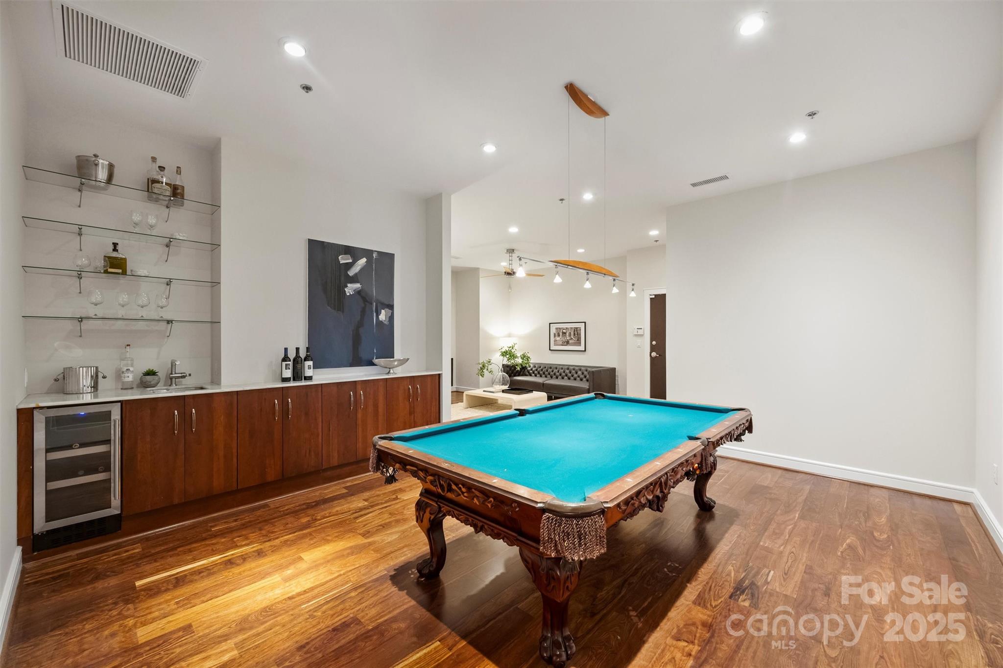 333 W Trade Street Unit: 700