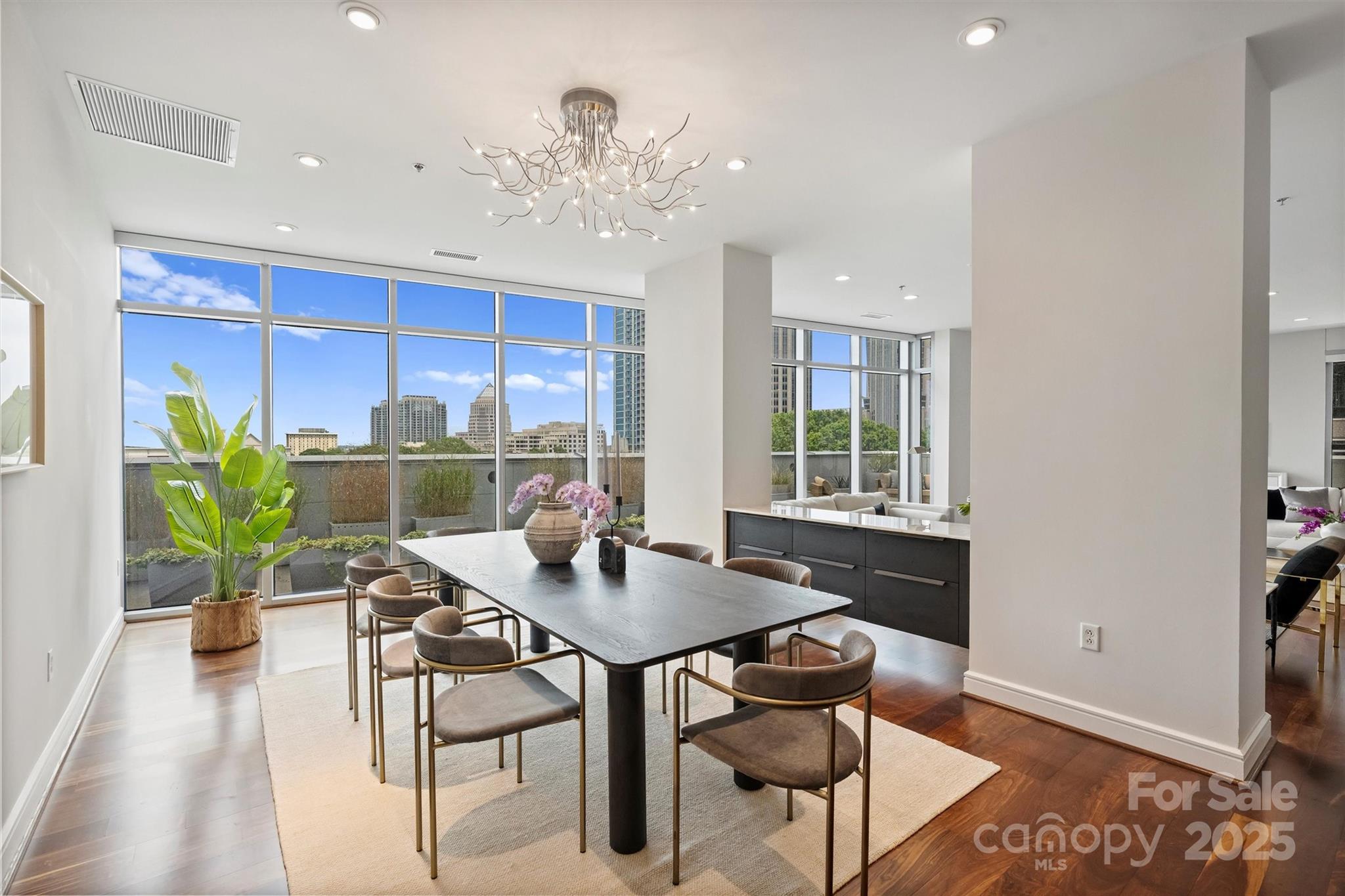 333 W Trade Street Unit: 700