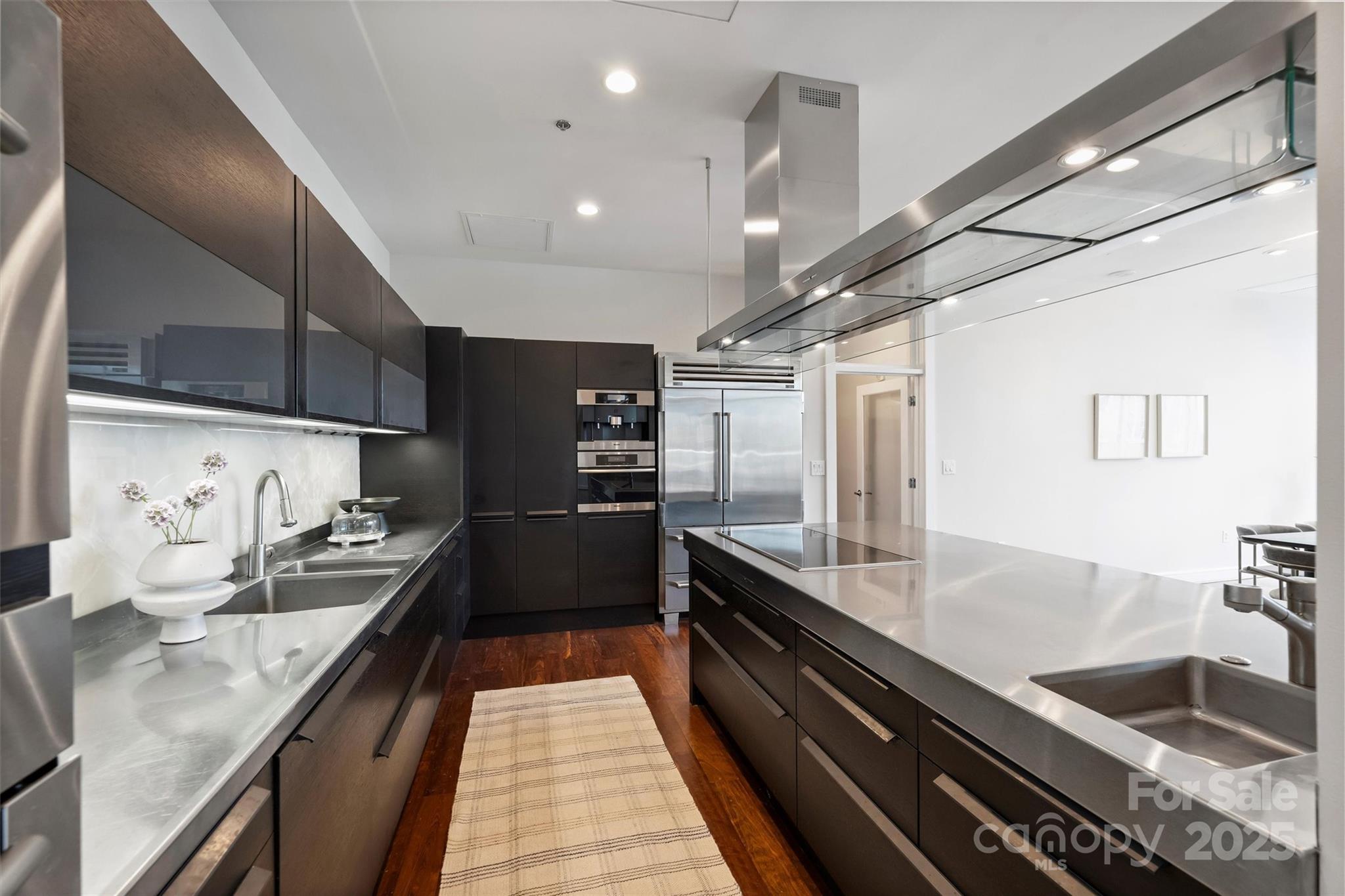 333 W Trade Street Unit: 700