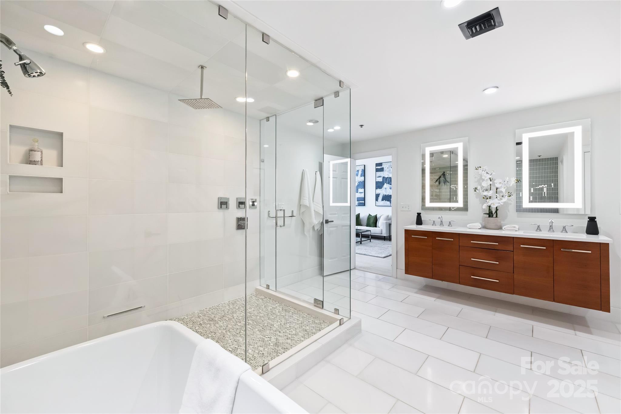 127 N Tryon Street Unit: 615